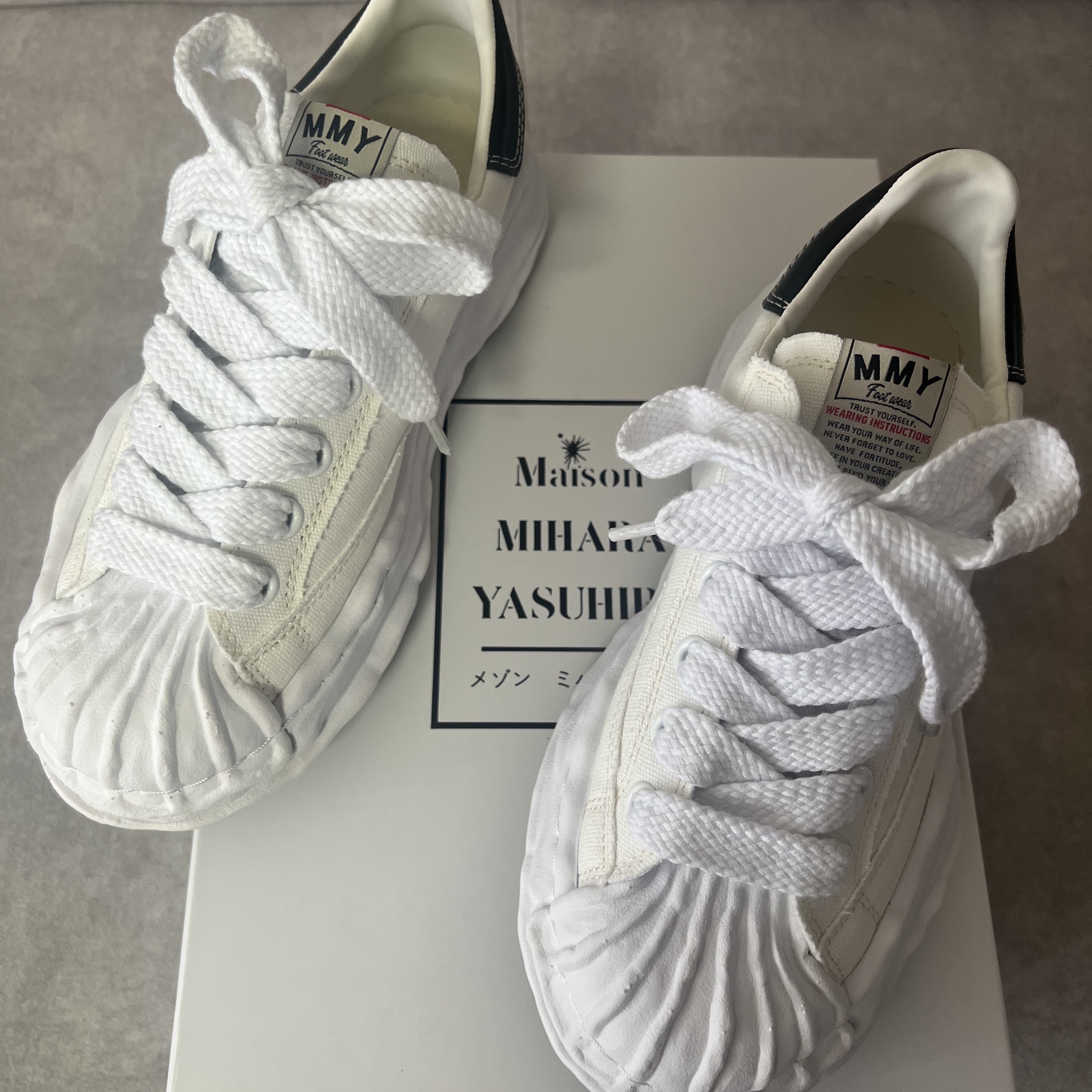 Maison Mihara Yasuhiro Blakey OG Sole Canvas Low-top Sneakers White 착용 스타일 - 2