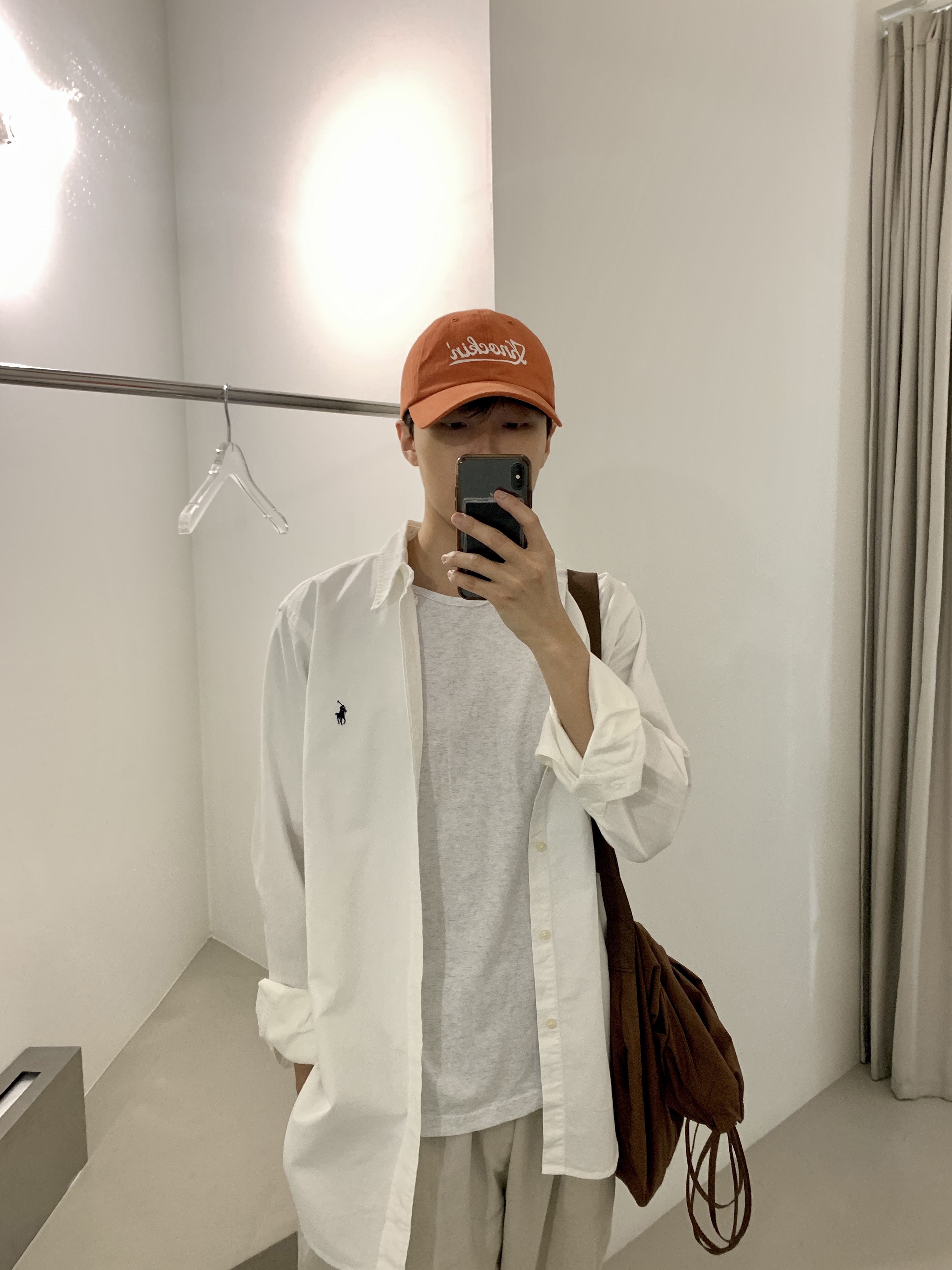 Uniqlo U Drawstring Shoulder Bag Brown, [30% 적립] Polo Ralph Lauren Classic Fit Garment Dyed Oxford Shirt White 착용 스타일 - 4