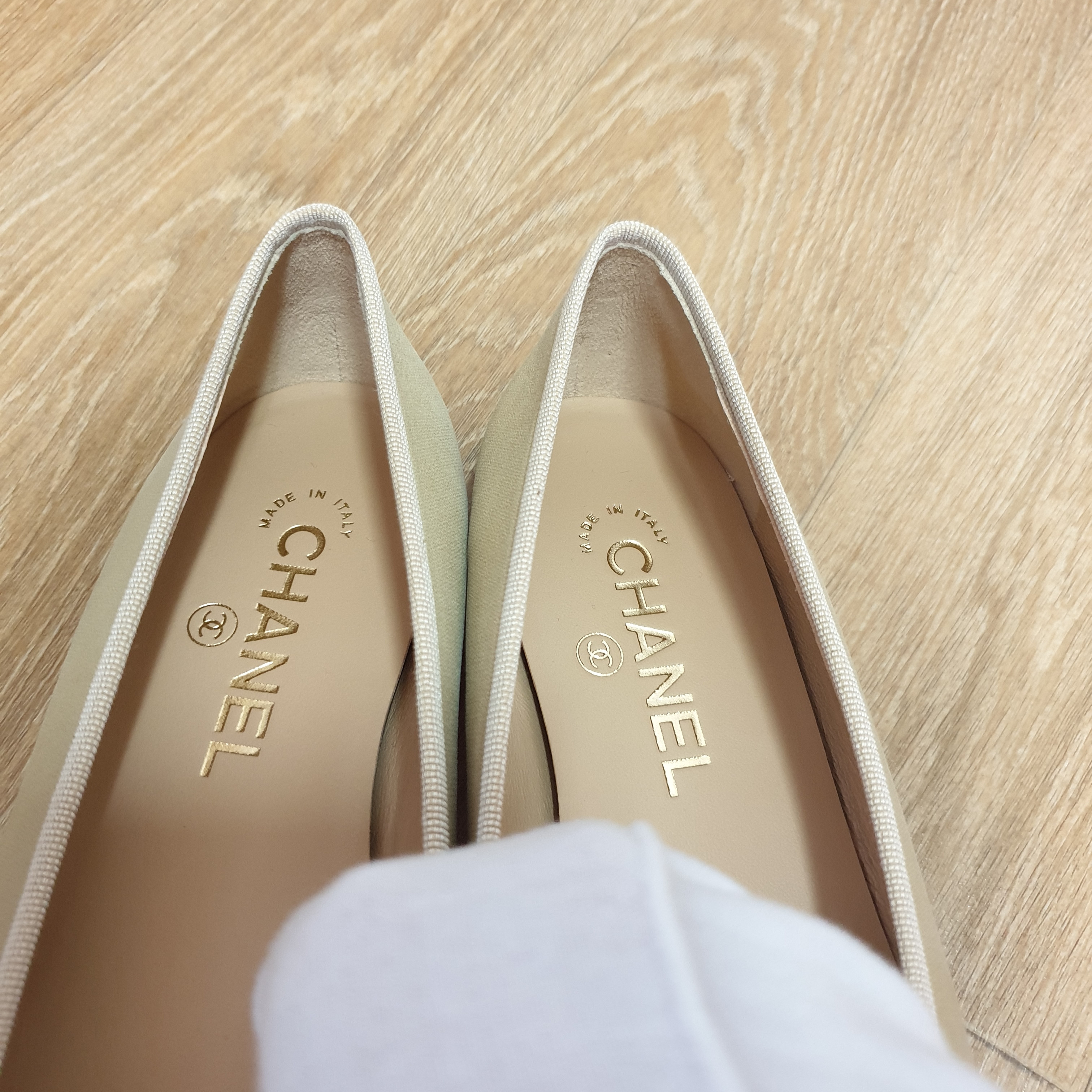 (W) Chanel Ballerina Flat Shiny Goatskin Patent Calfskin & Light Beige Black 착용 스타일 - 4