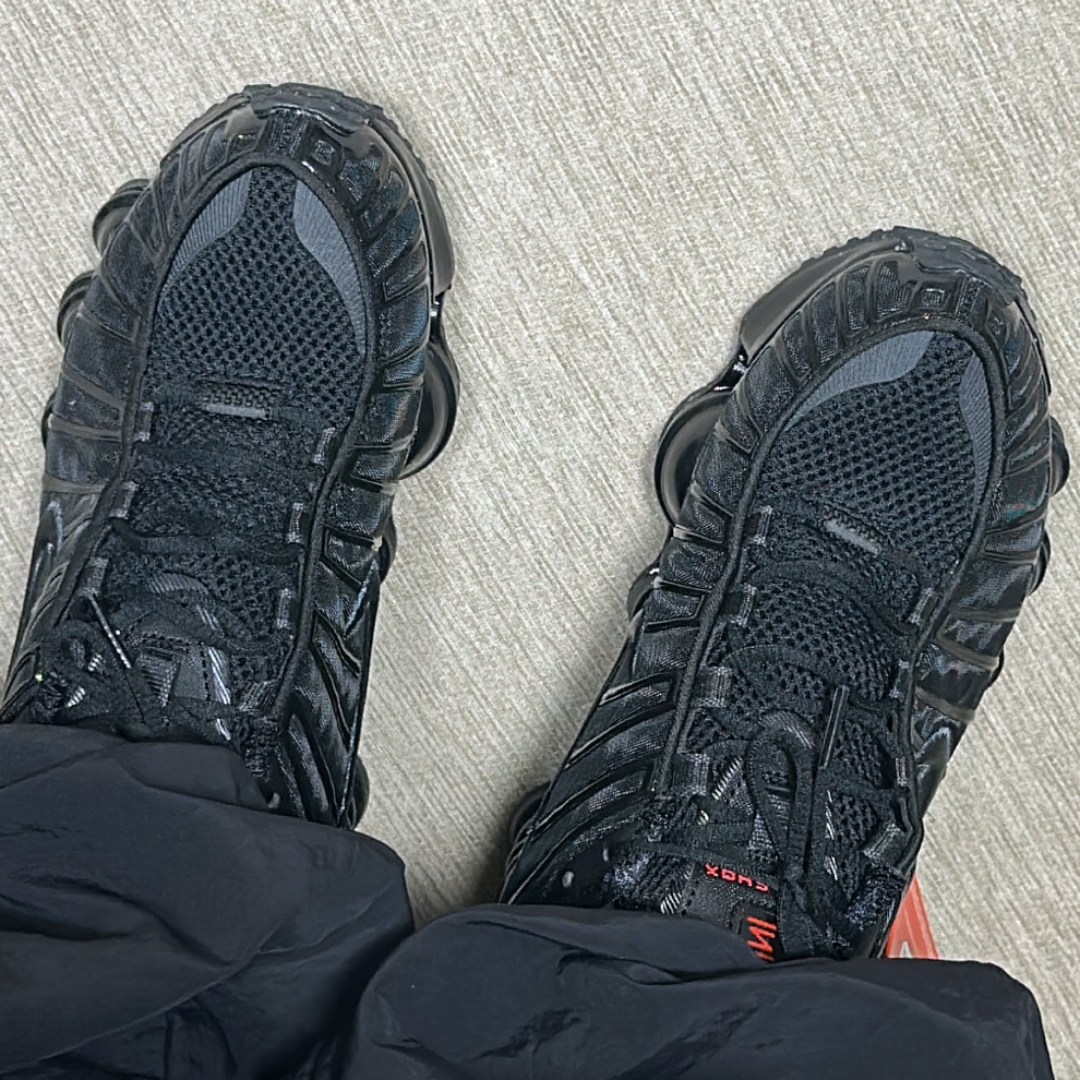 (W) Nike Shox TL Black and Max Orange 착용 스타일 - 2