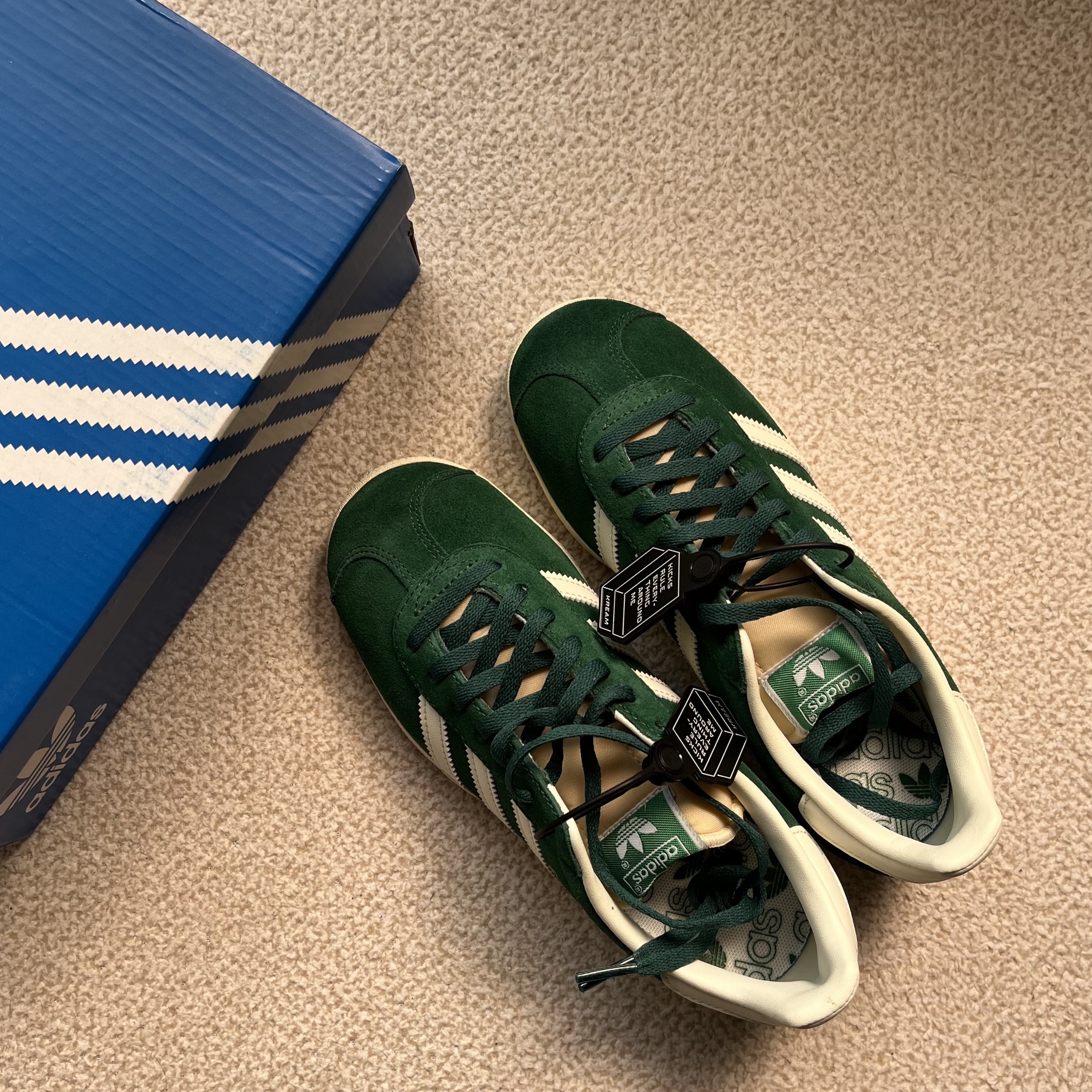 Adidas Gazelle Dark Green Cream White 착용 스타일 - 1