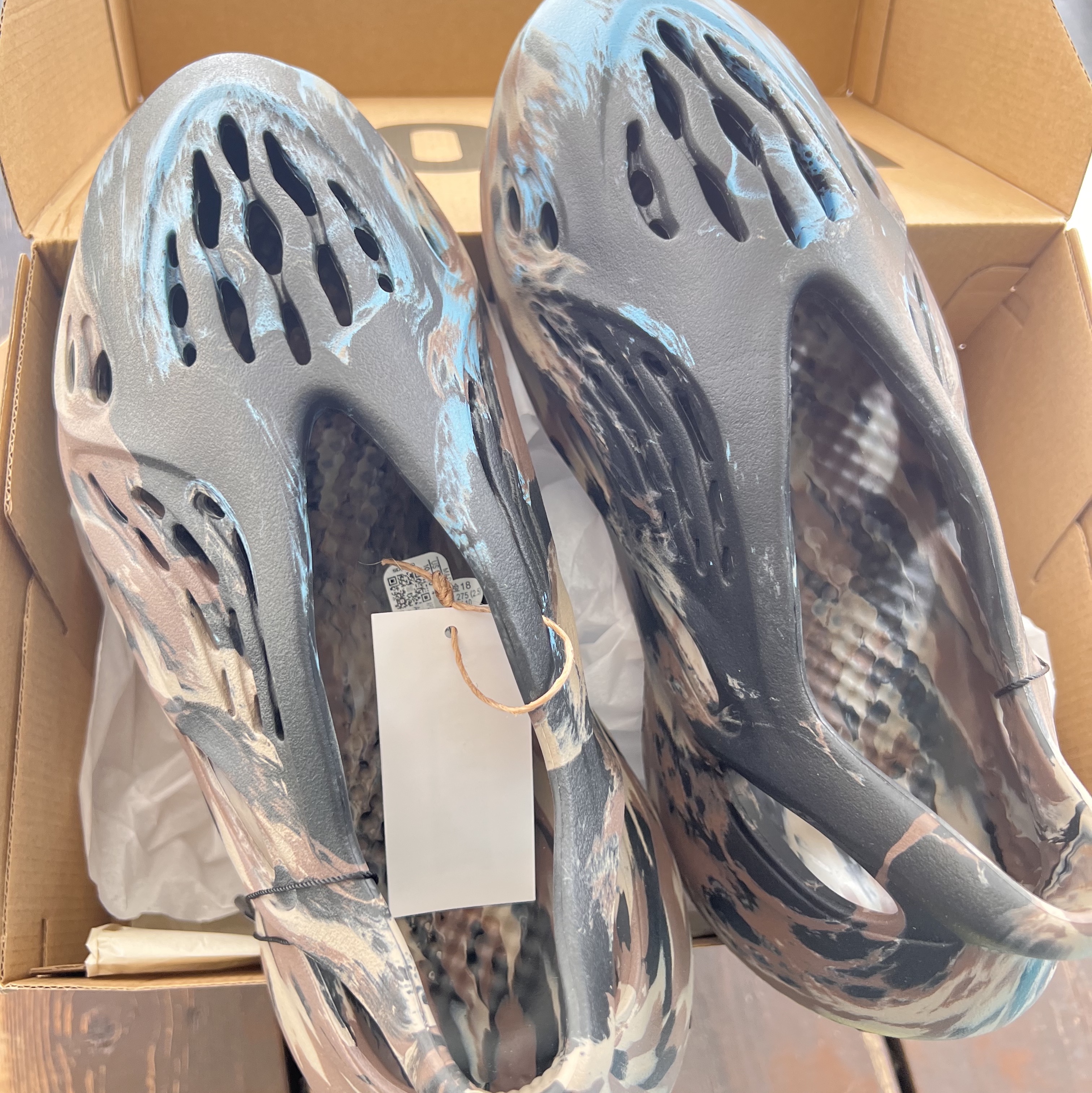 Adidas Yeezy Foam RNNR MX Cinder 착용 스타일 - 2