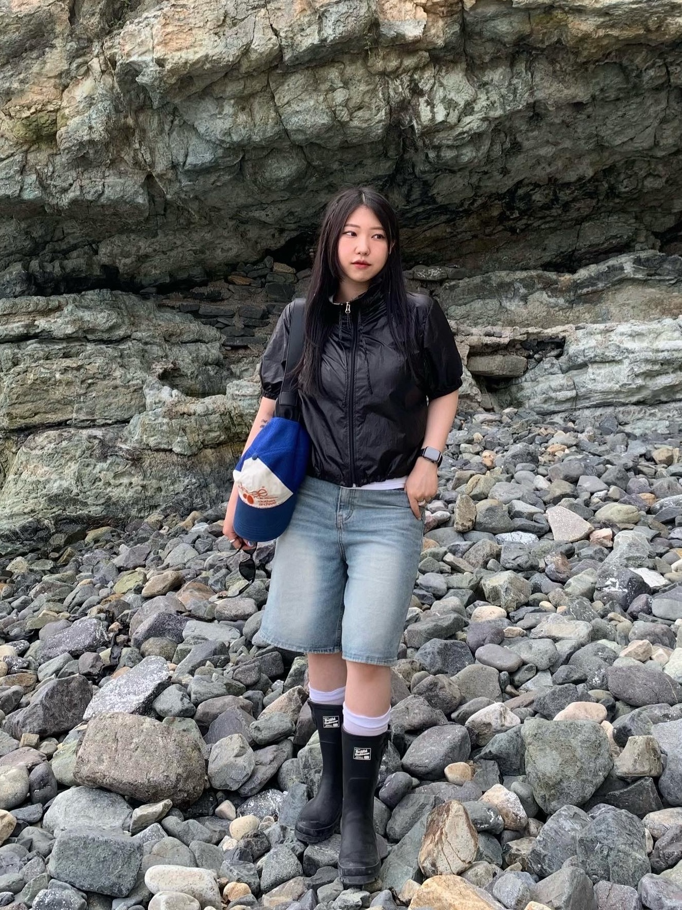 (W) Rockfishweatherwear Original Short Rain Boots Black, Matin Kim Buckle Bag Black 착용 스타일 - 5