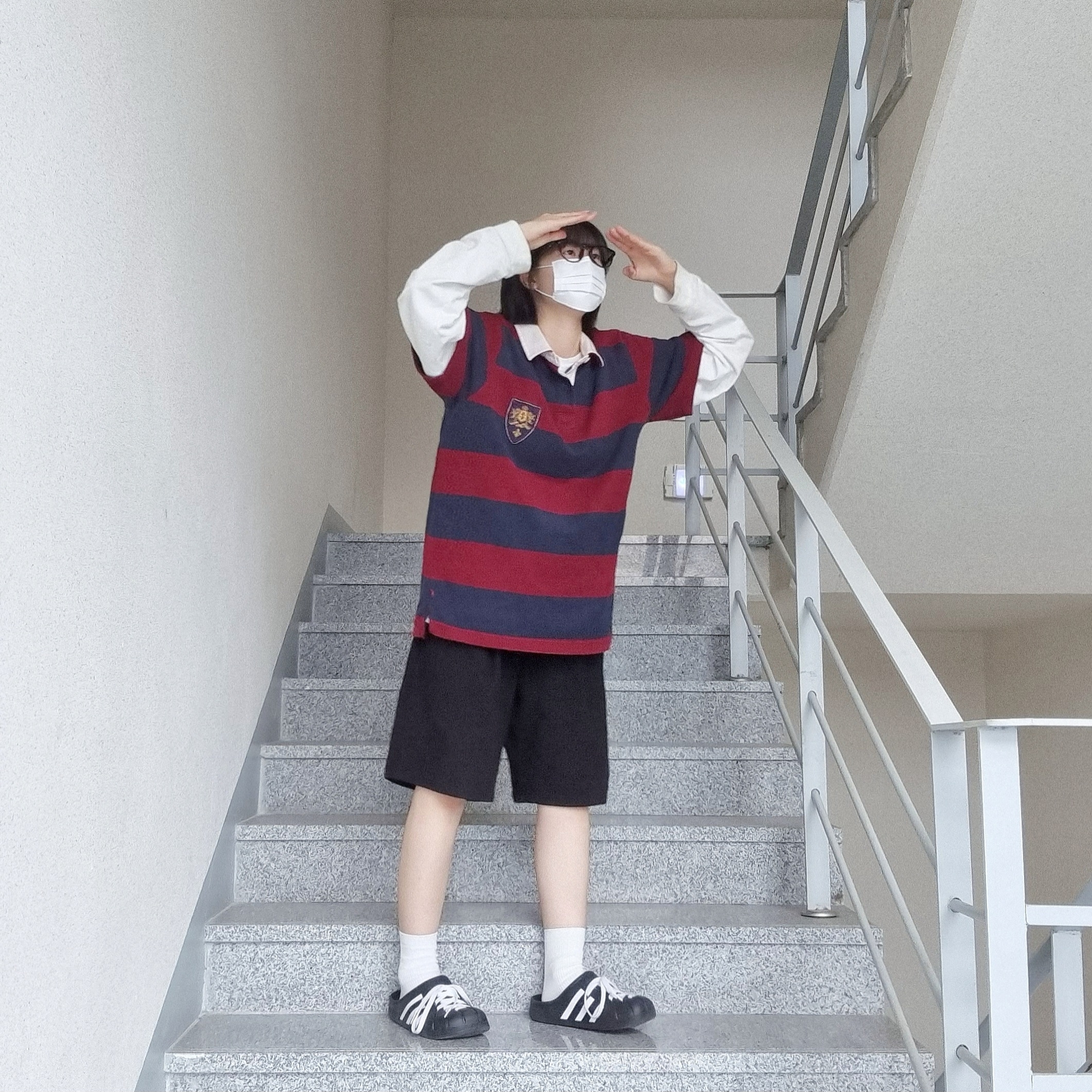 Adidas Adilette Clog Black White 착용 스타일 - 3