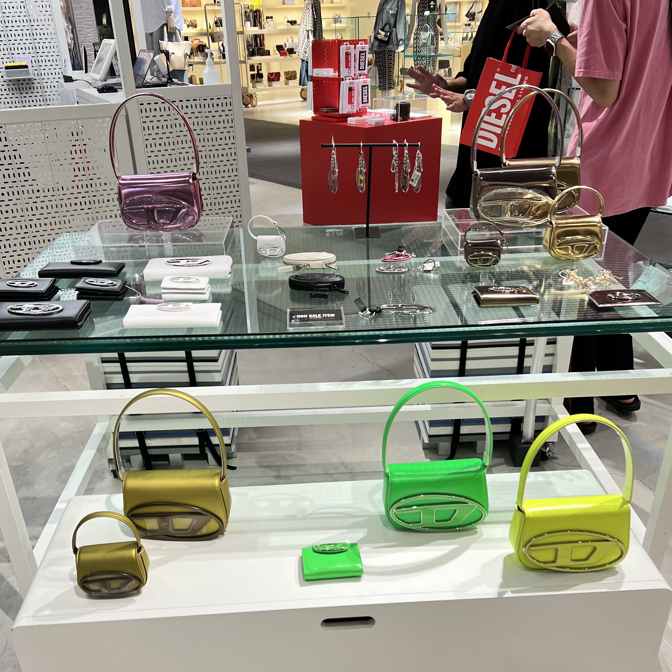 Diesel 1DR Shoulder Bag in Nappa Leather Black, Diesel 1DR Shoulder Bag in Mirrored Leather Pink 착용 스타일 - 2