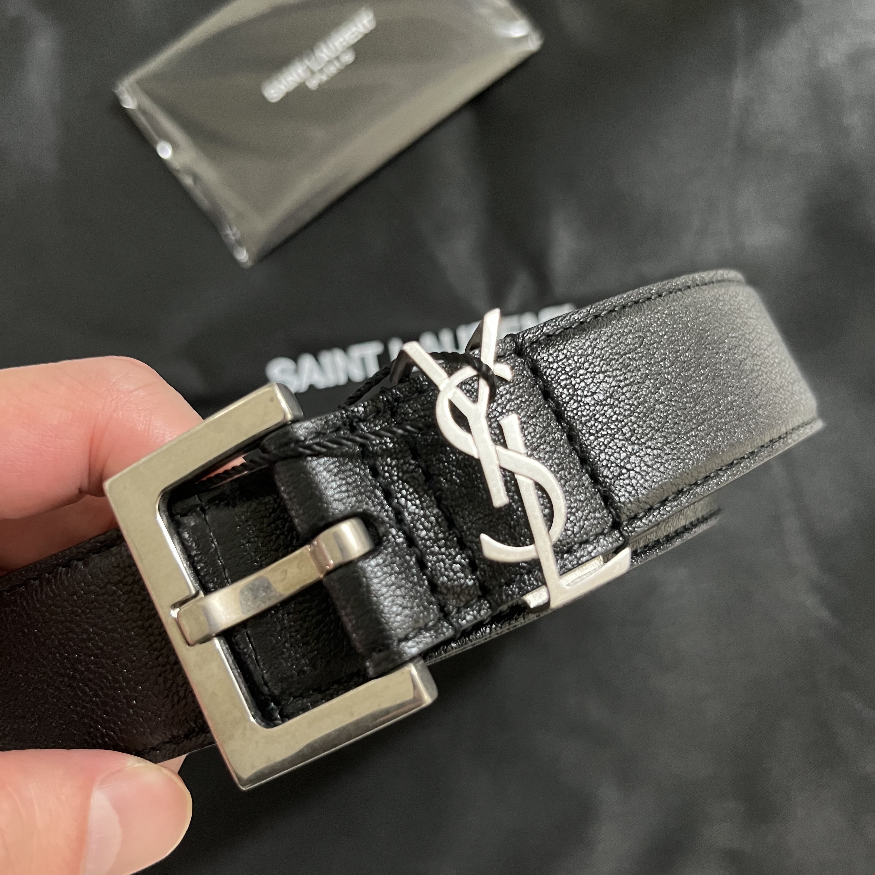 Saint Laurent Leather Silver Monogram Belt Black 착용 스타일 - 2