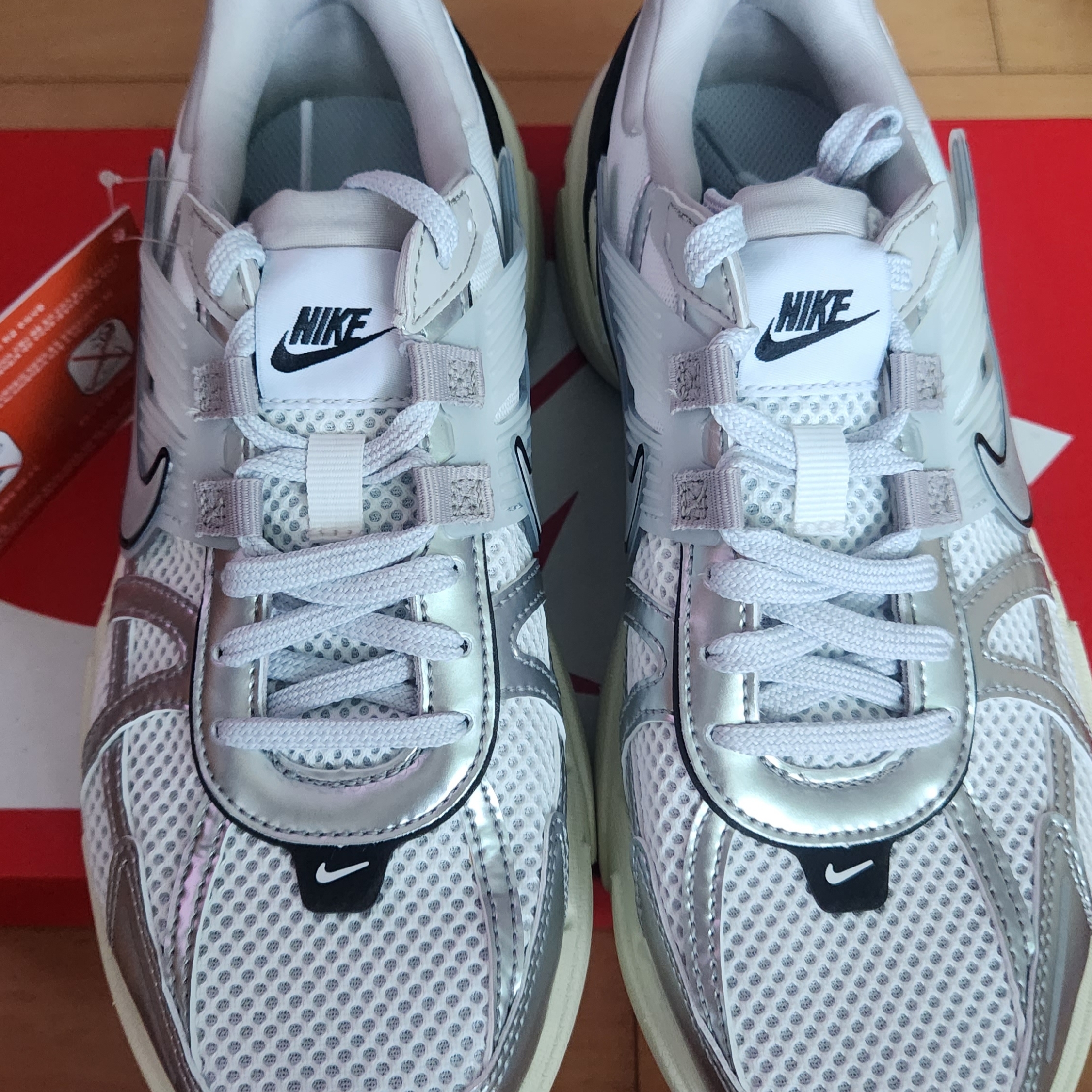 Nike V2K Run Summit White Metallic Silver 착용 스타일 - 1