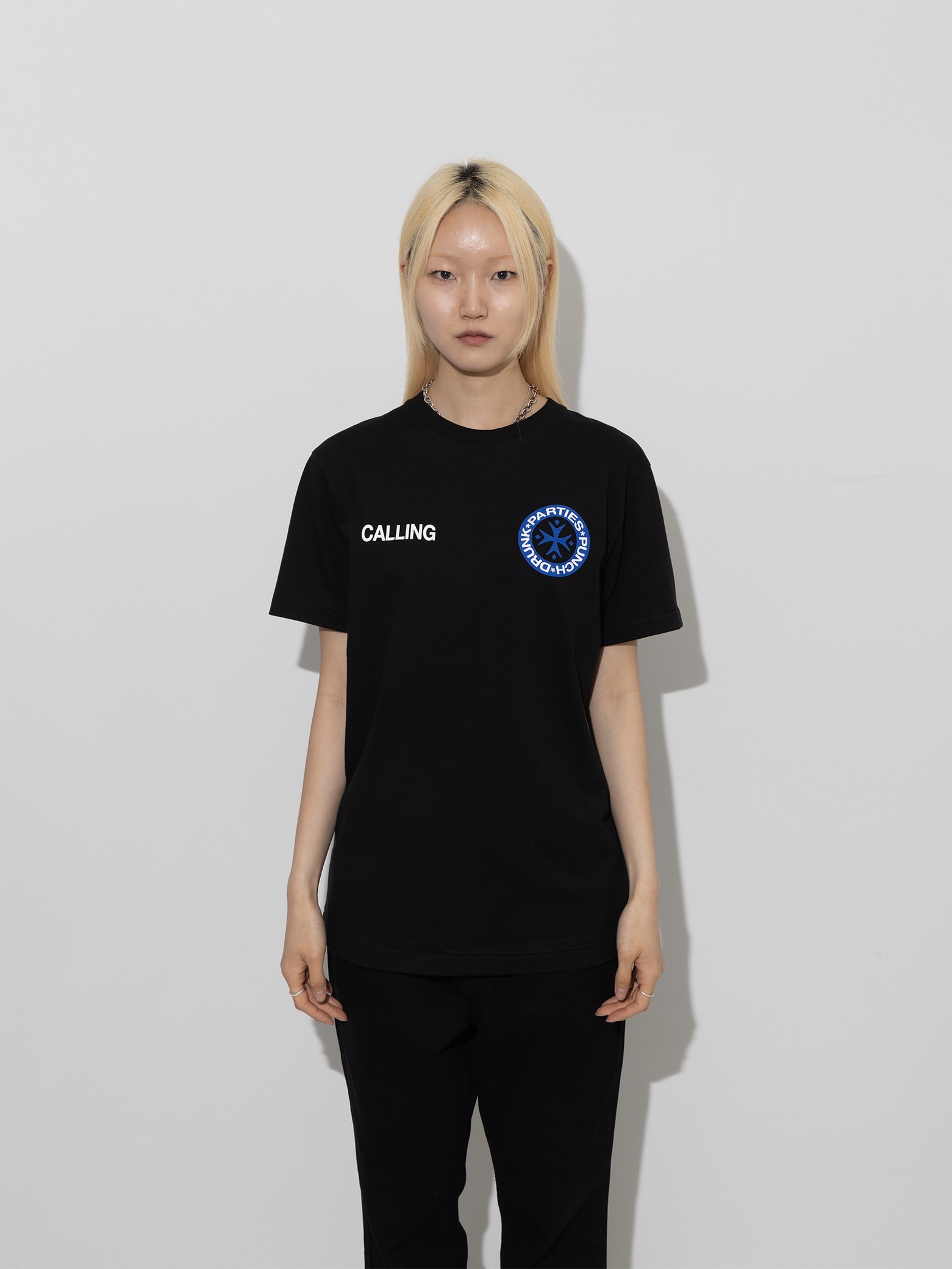 Punch Drunk Parties Calling Original Regular Tee Black 착용 스타일 - 1