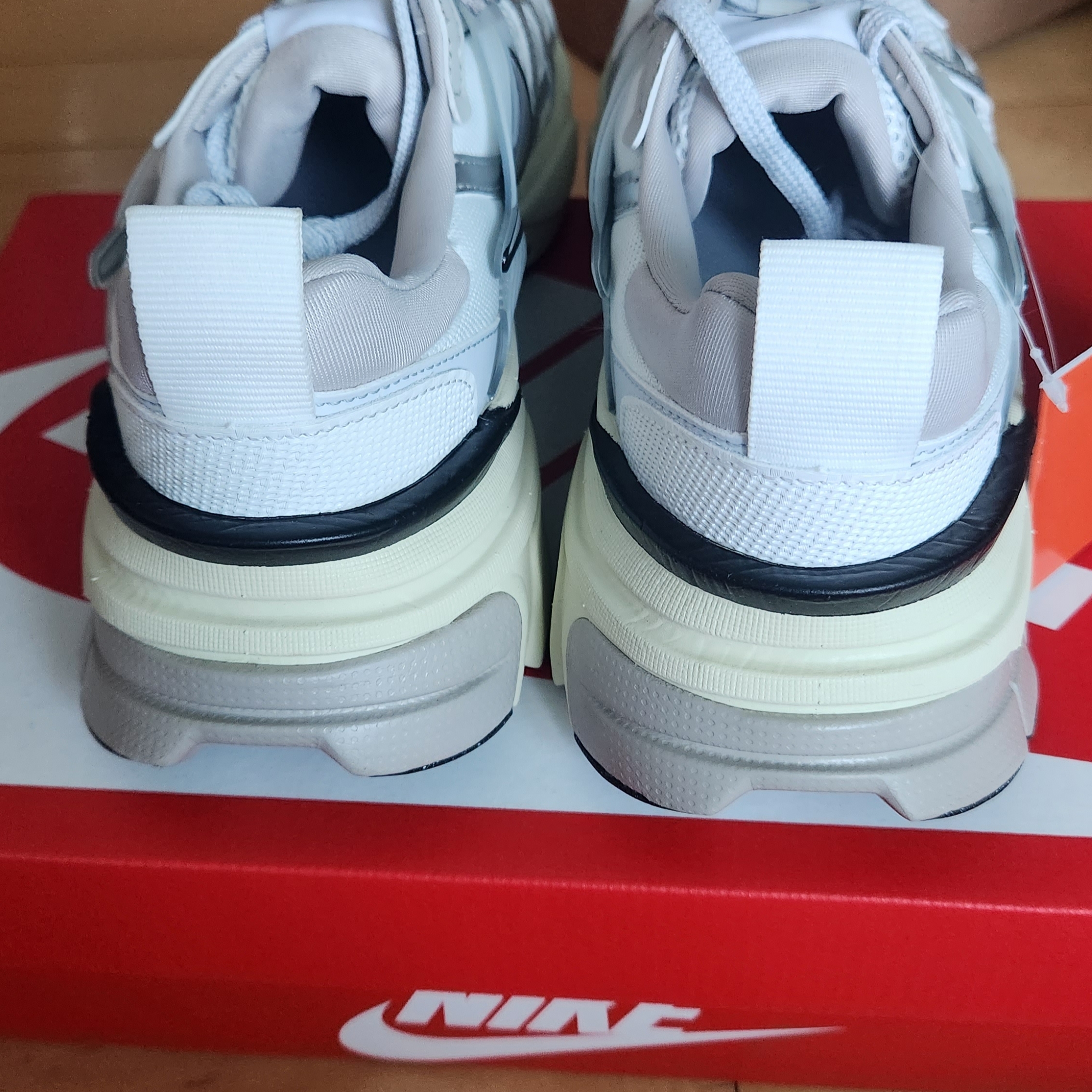 Nike V2K Run Summit White Metallic Silver 착용 스타일 - 3