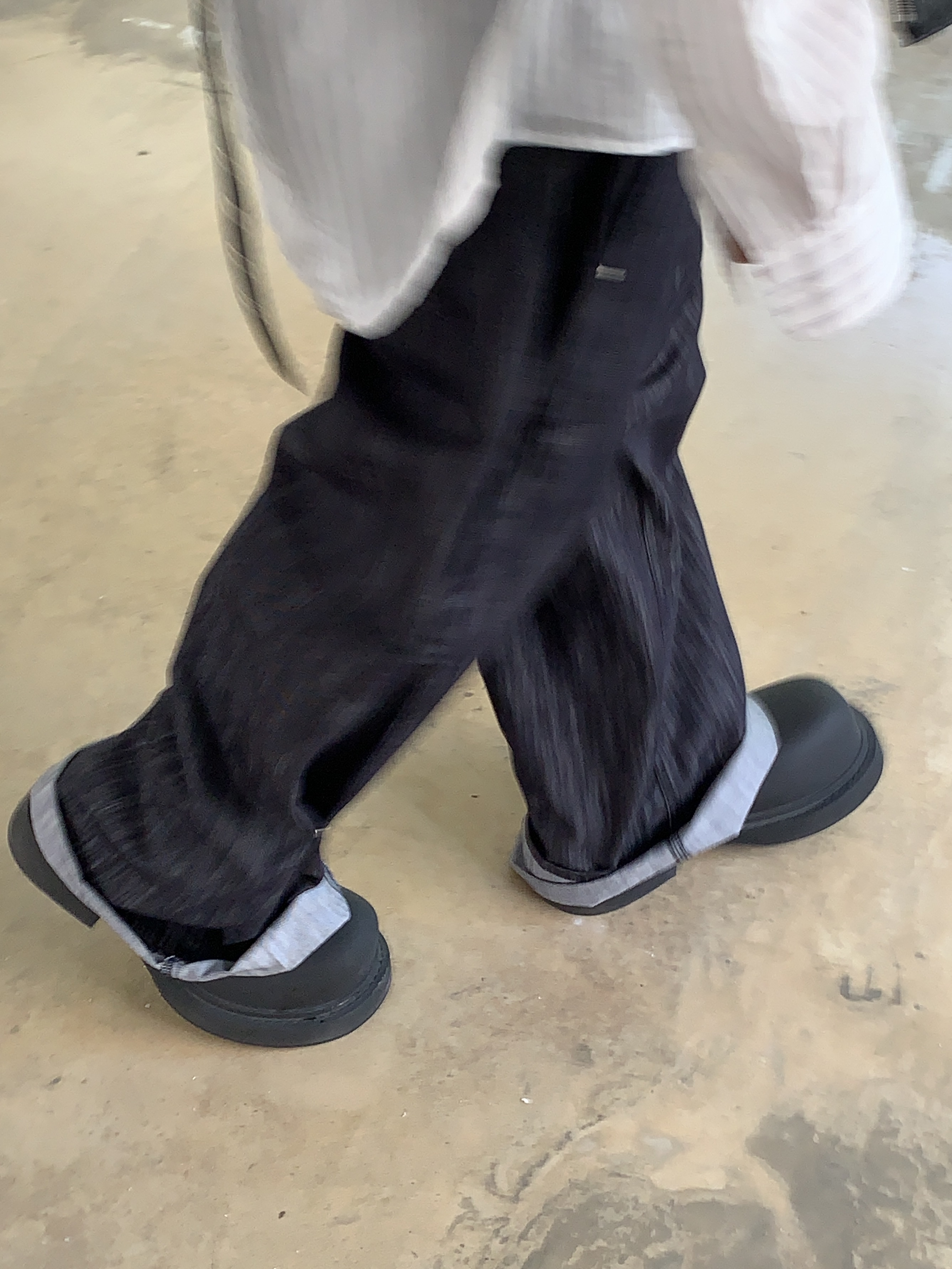 Jacquemus La Casquette Artichaut Fringe Baseball Cap Off White, Balenciaga Arena Lambskin Aged Silver Hardware Le Cagole XS Flap Bag Black 착용 스타일 - 4