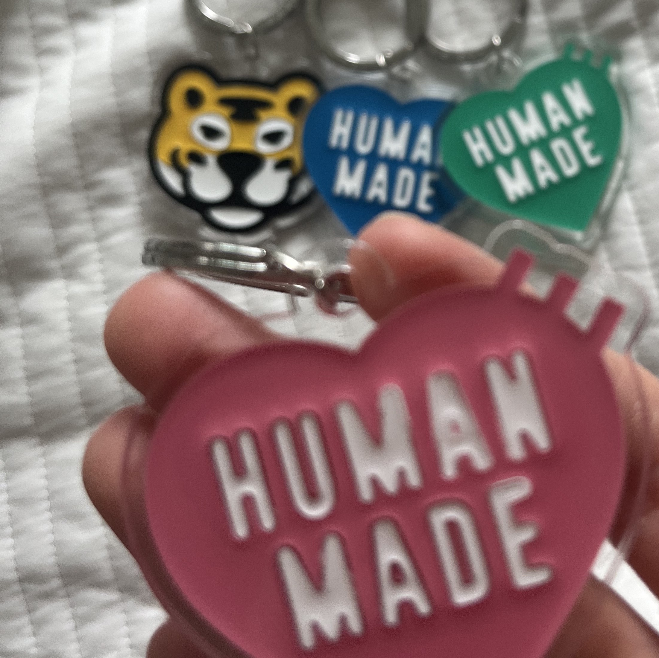 Human Made Acrylic Heart Keyring Pink, Human Made Acrylic Animal Keyring Yellow 착용 스타일 - 1