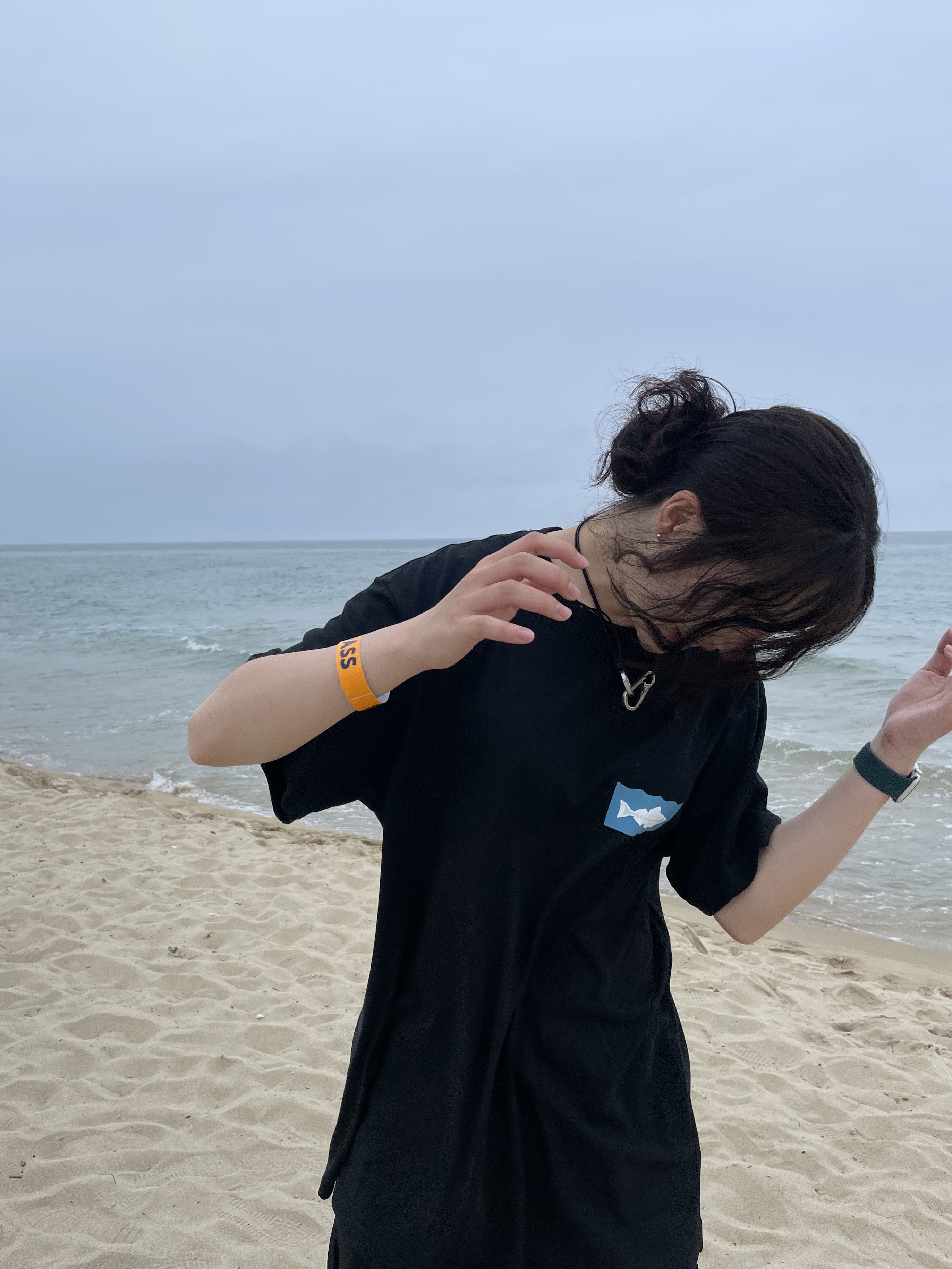 Stussy x Heal The Bay Ocean Pigment Dyed T-Shirt Black, Adidas Bermuda Glow Pink 착용 스타일 - 2