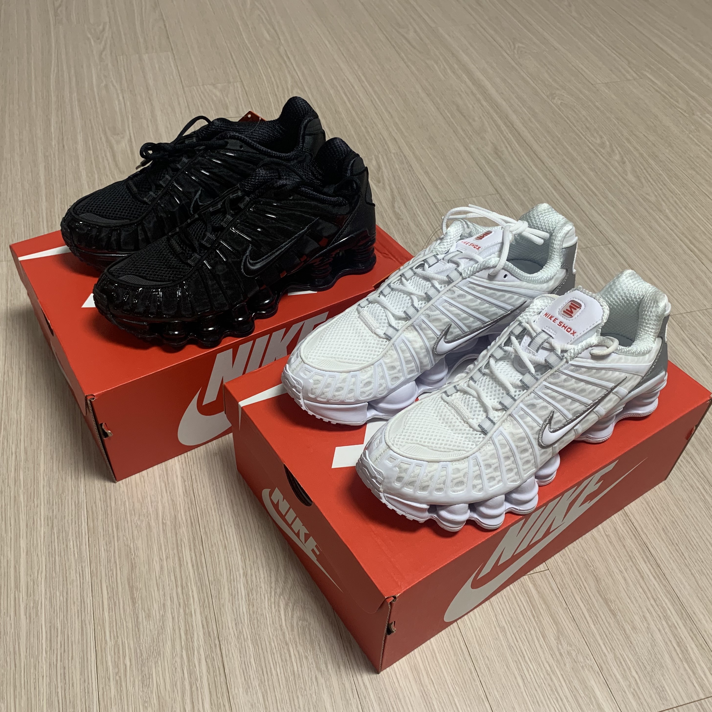 (W) Nike Shox TL White and Max Orange, (W) Nike Shox TL Black and Max Orange 착용 스타일 - 1