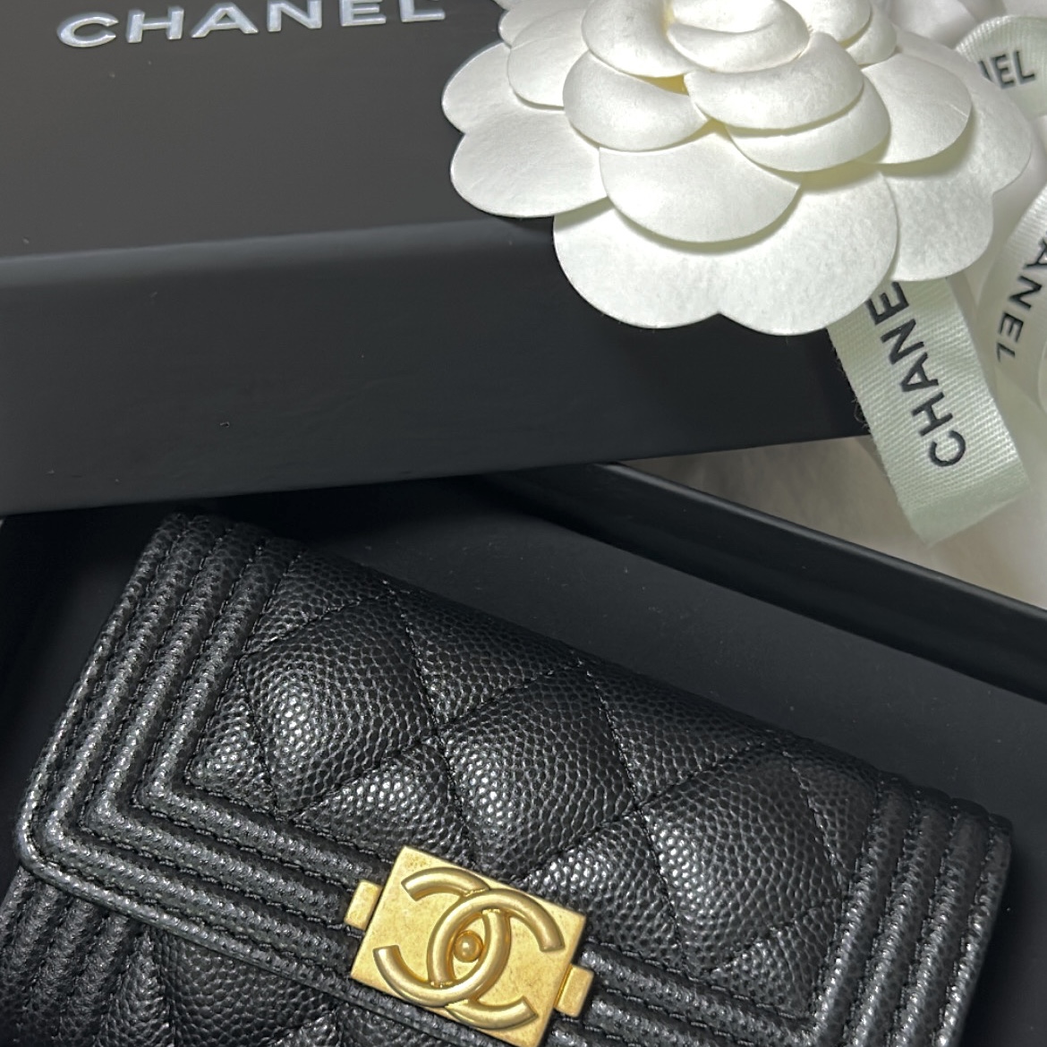 Chanel Boy Chanel Flap Card Holder Grained Calfskin & Gold Black 착용 스타일