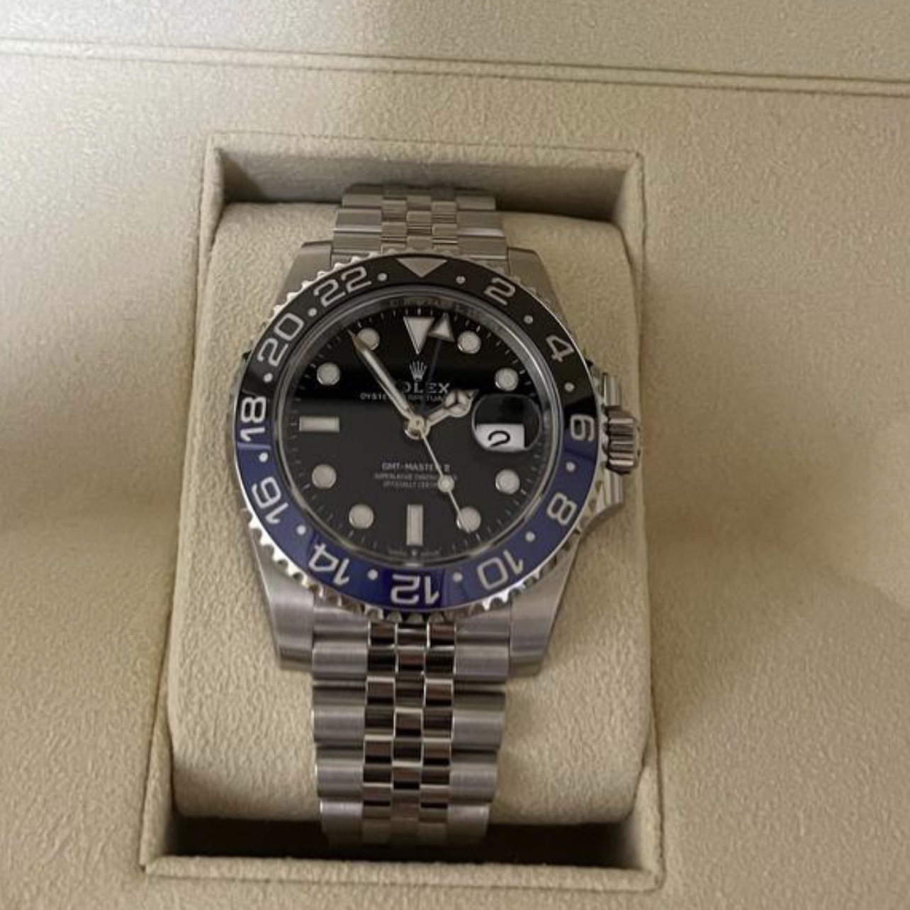 Rolex GMT-Master II 40mm 126710BLNR Black Jubilee 착용 스타일