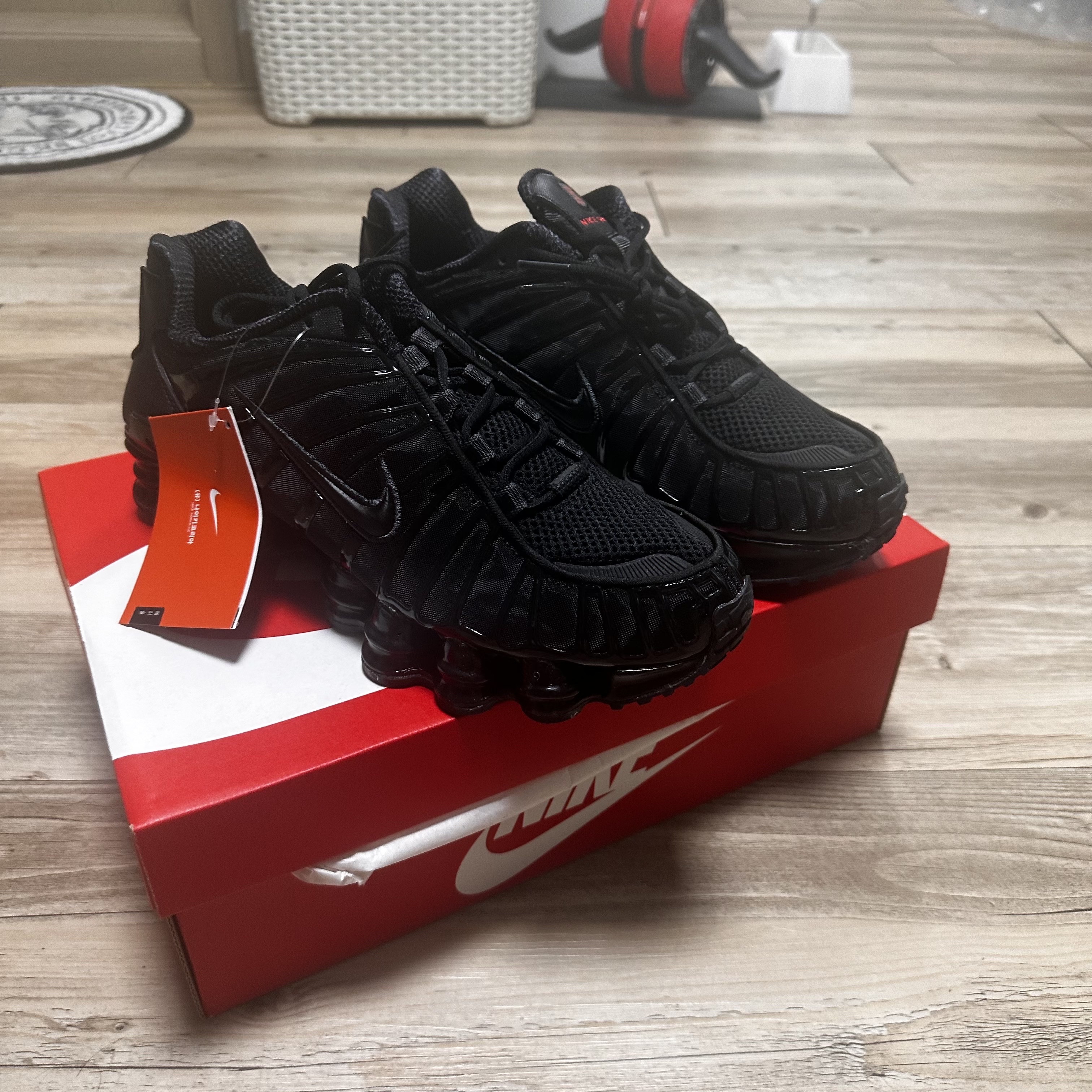 (W) Nike Shox TL Black and Max Orange 착용 스타일 - 1