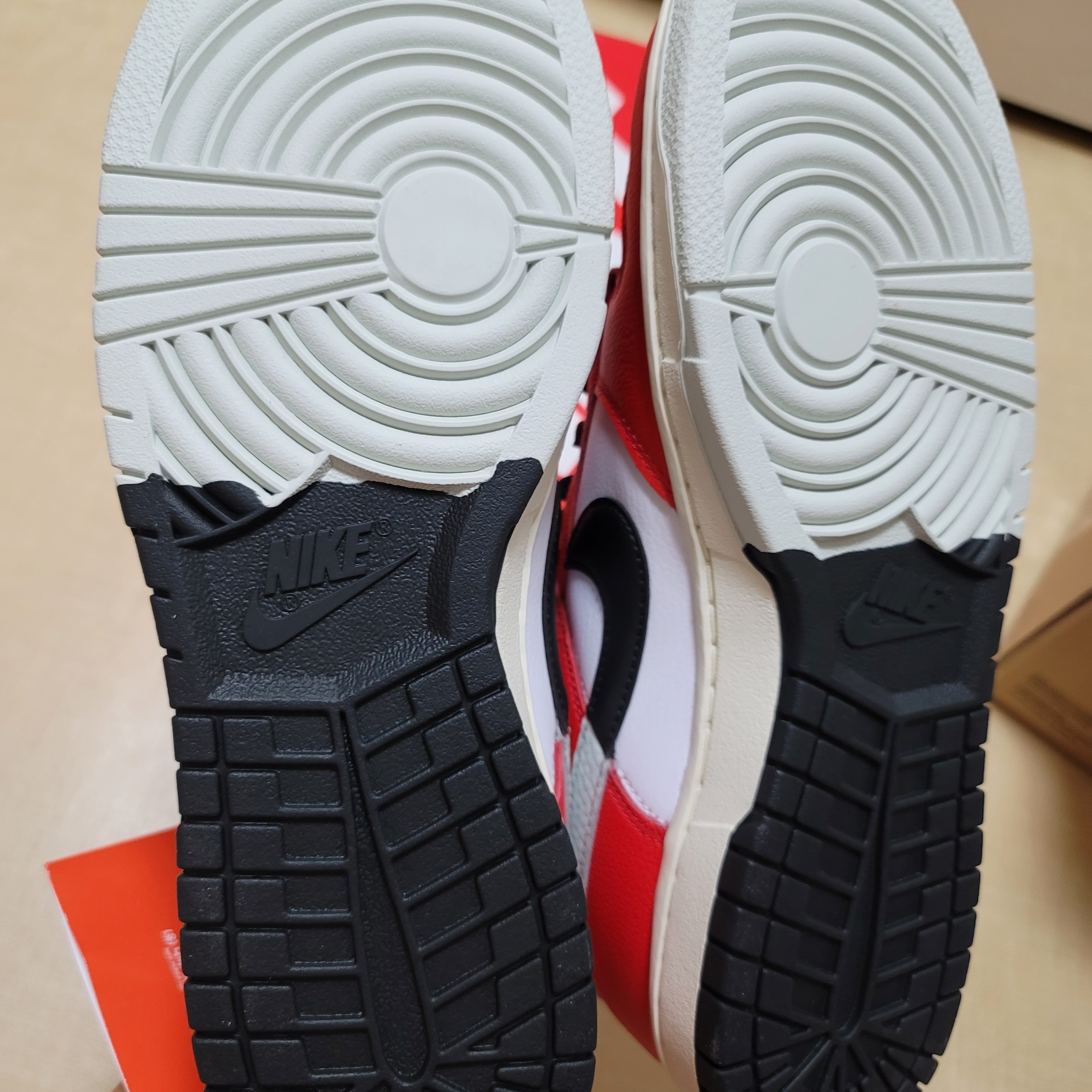 Nike Dunk Low Retro PRM University Red Black 착용 스타일 - 5