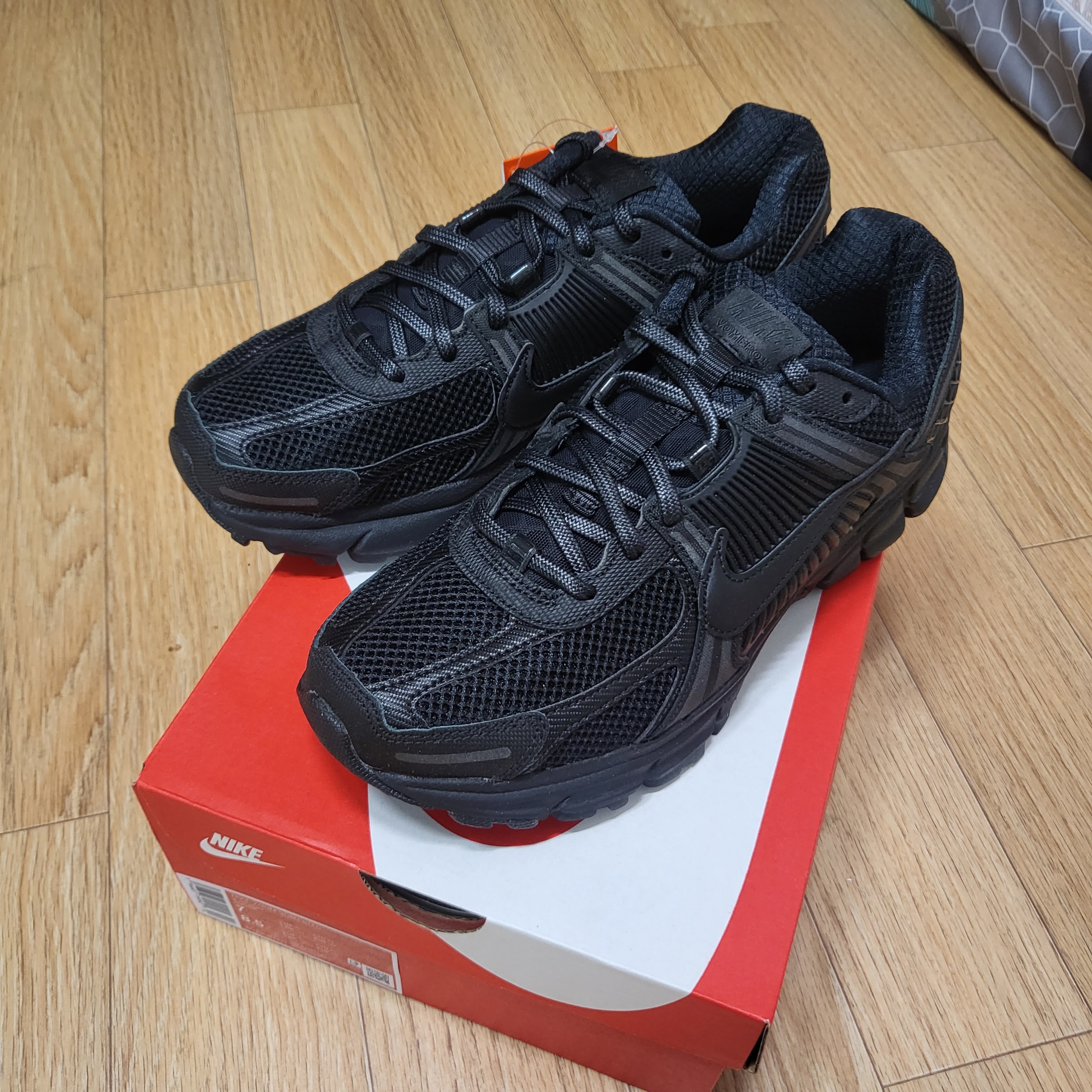 Nike Zoom Vomero 5 SP Black 착용 스타일 - 2