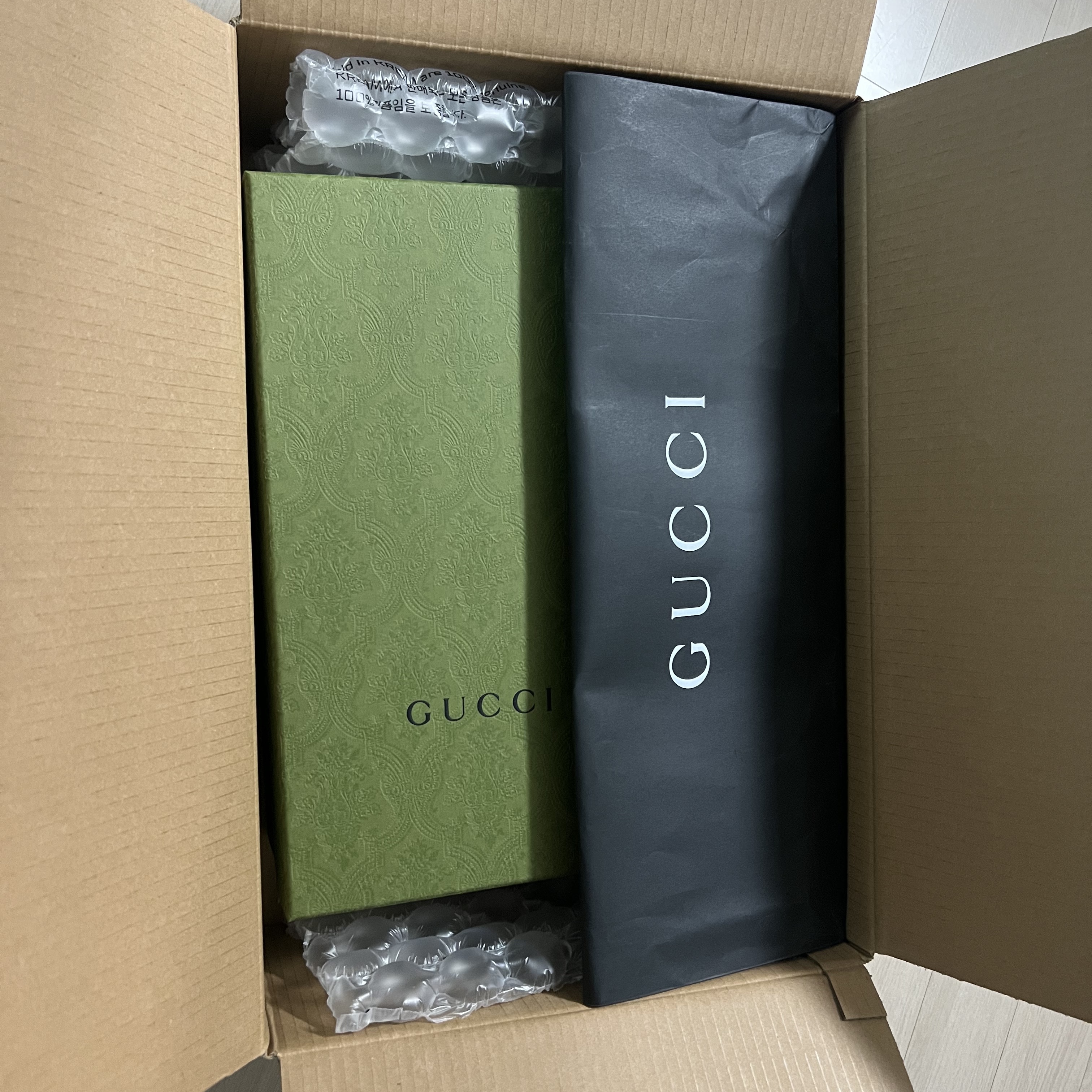 (W) Gucci Rhyton GG Multicolor Sneakers White 착용 스타일 - 1