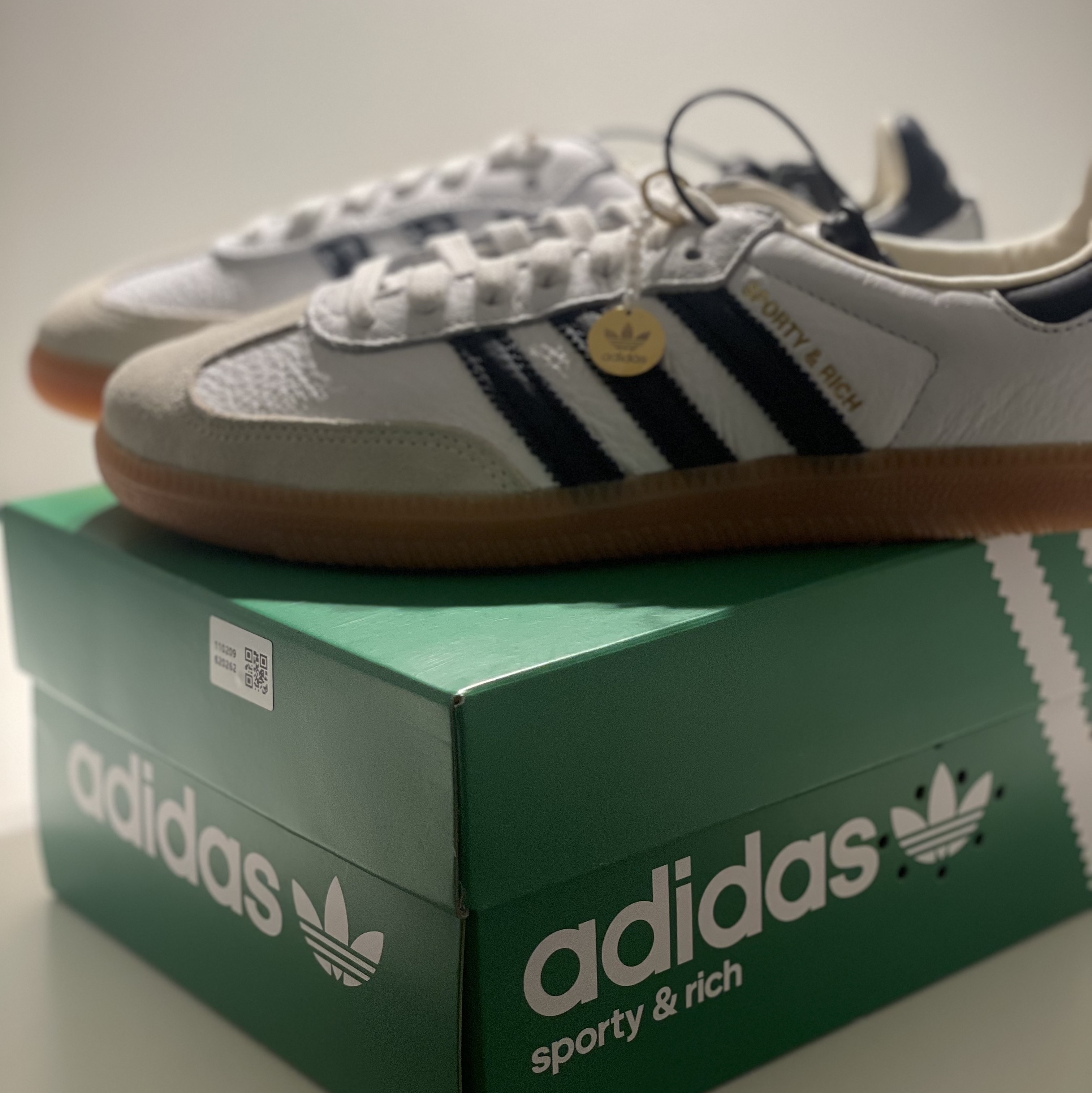 Adidas x Sporty & Rich Samba Cloud White Legend Ink 착용 스타일 - 1