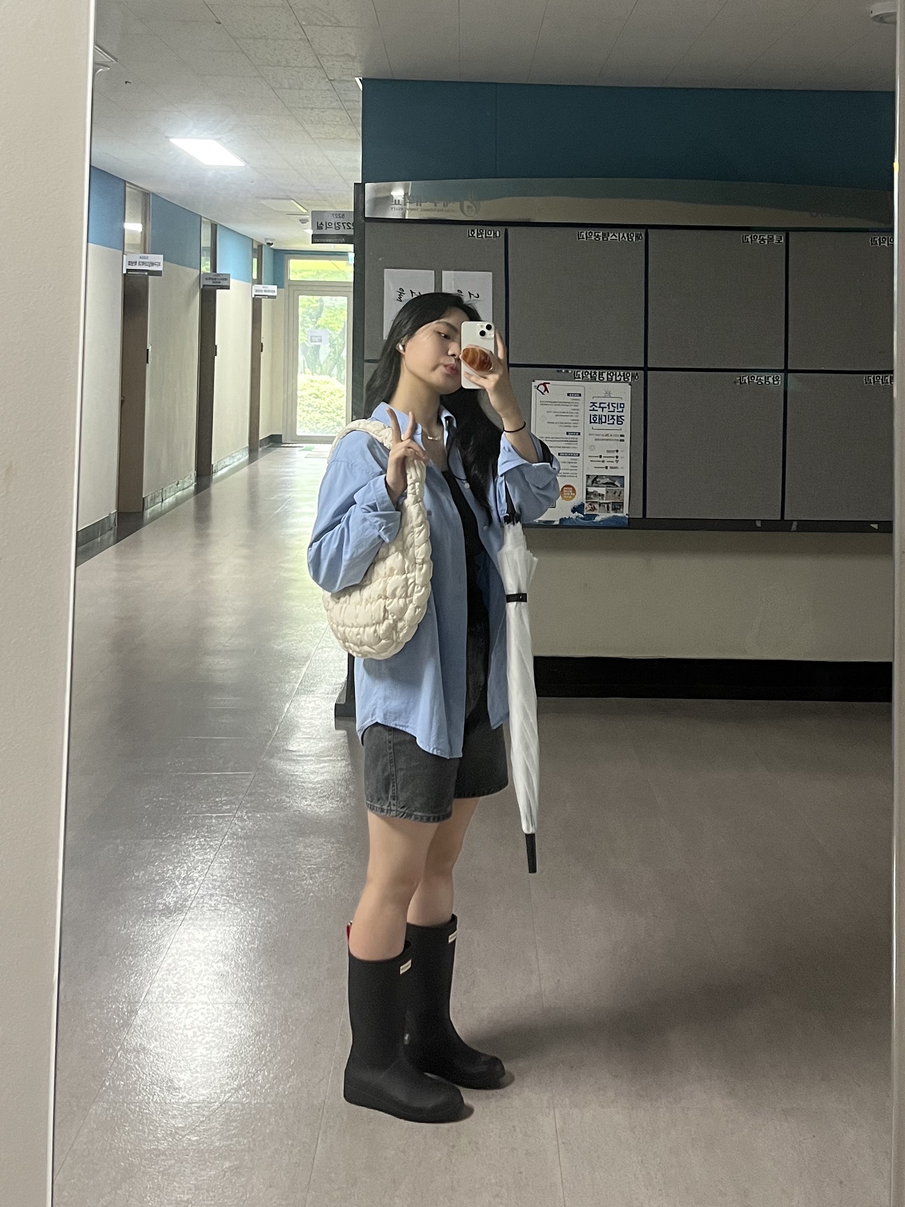 (W) Hunter Play Tall Wellington Rain Boots Black, COS Quilted Mini Bag Light Grey 착용 스타일