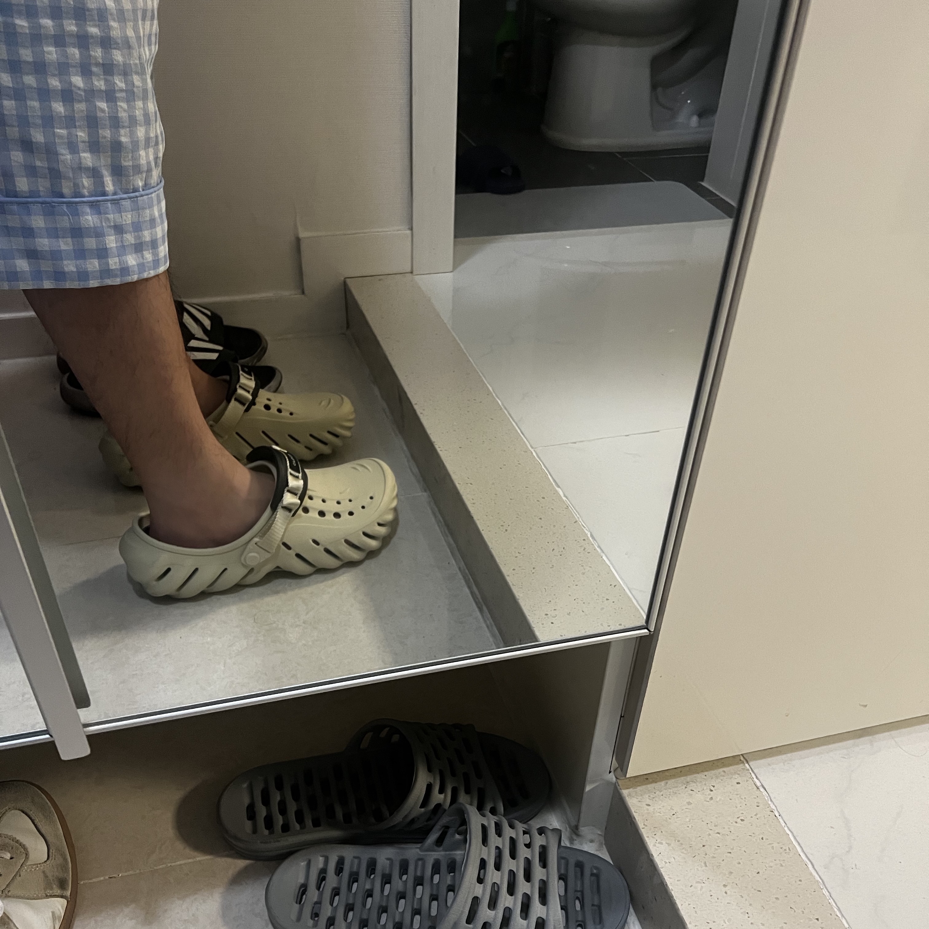 Crocs Echo Clog Bone Black 착용 스타일
