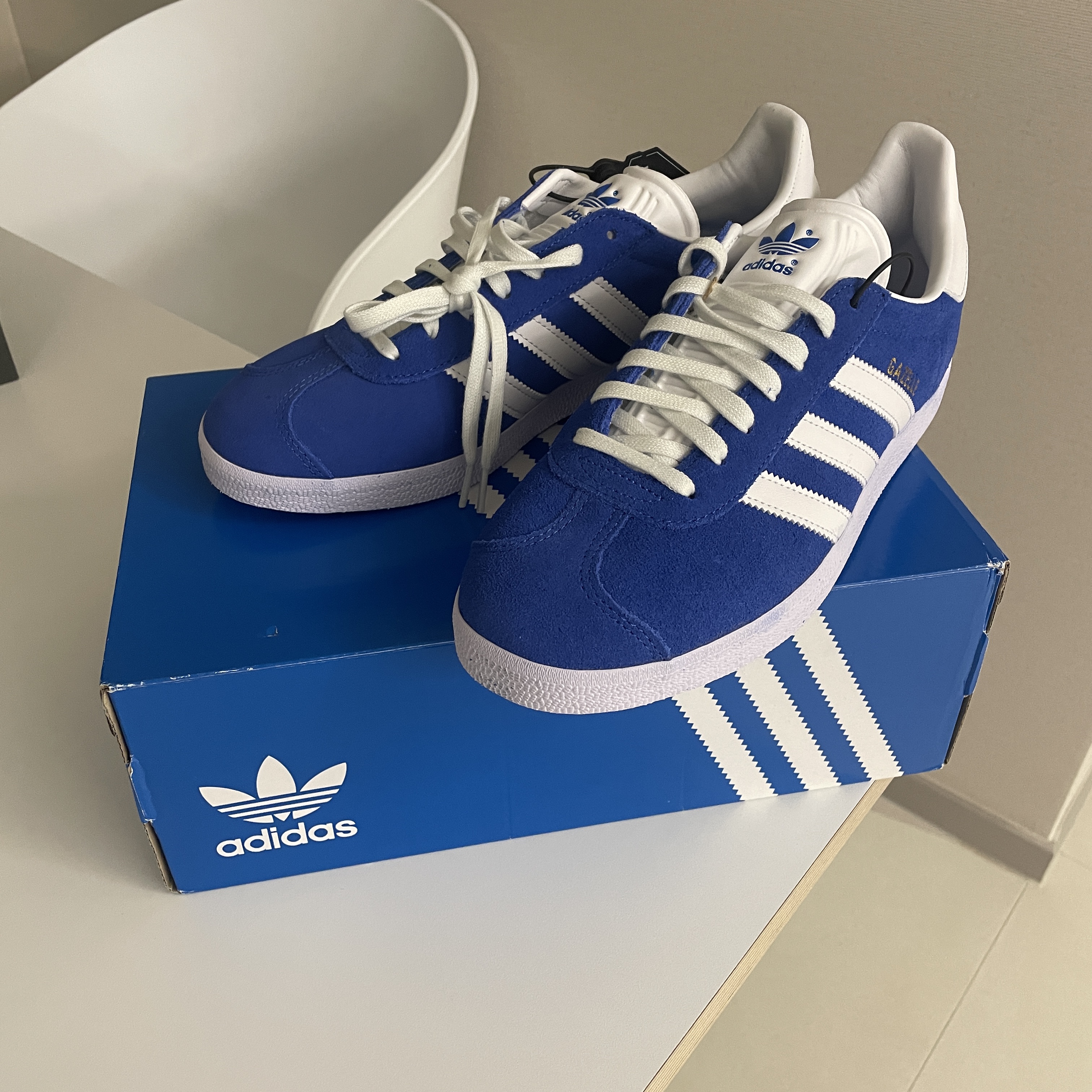 Adidas Gazelle Blue 착용 스타일