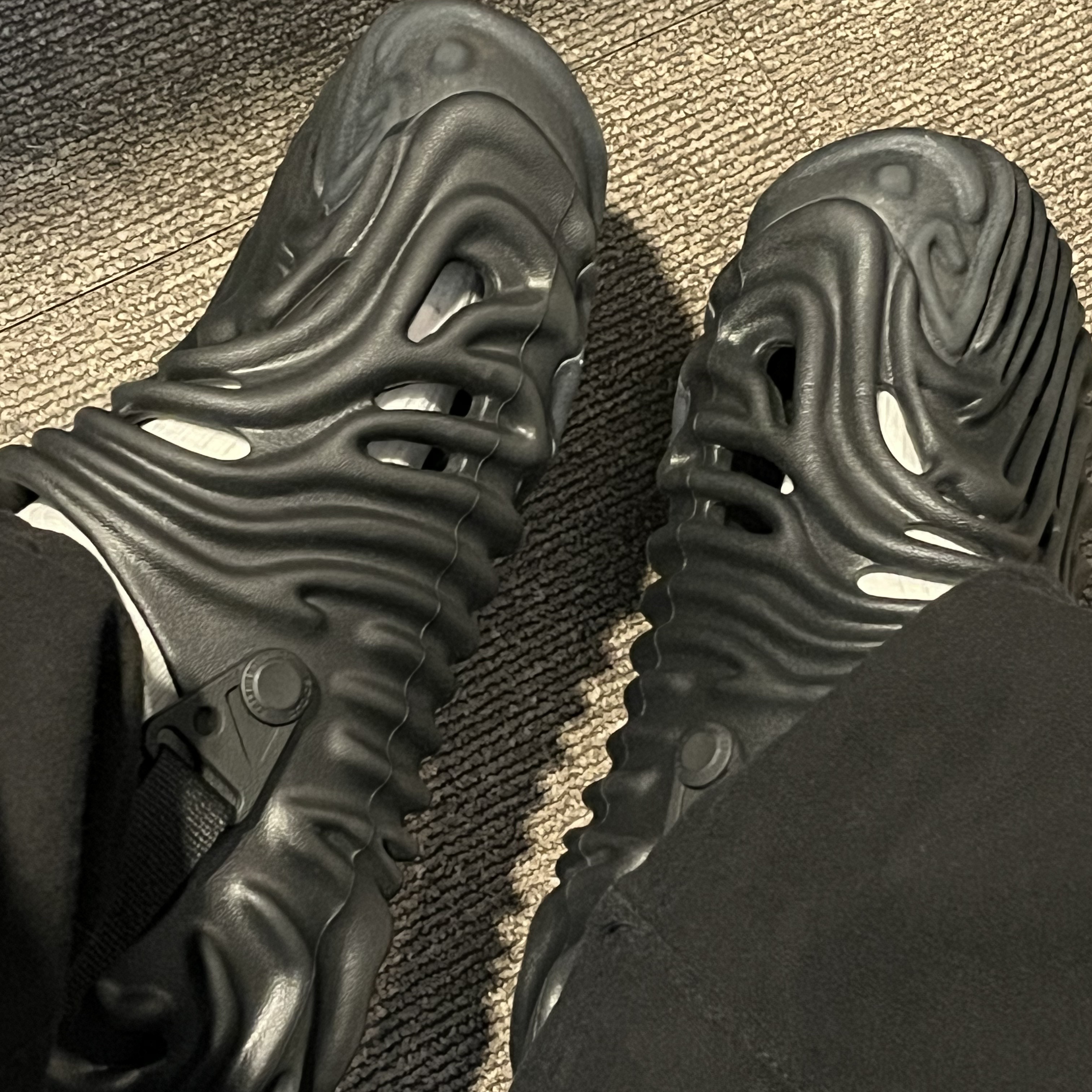 Crocs x Salehe Bembury Pollex Clog Sasquatch 착용 스타일 - 3
