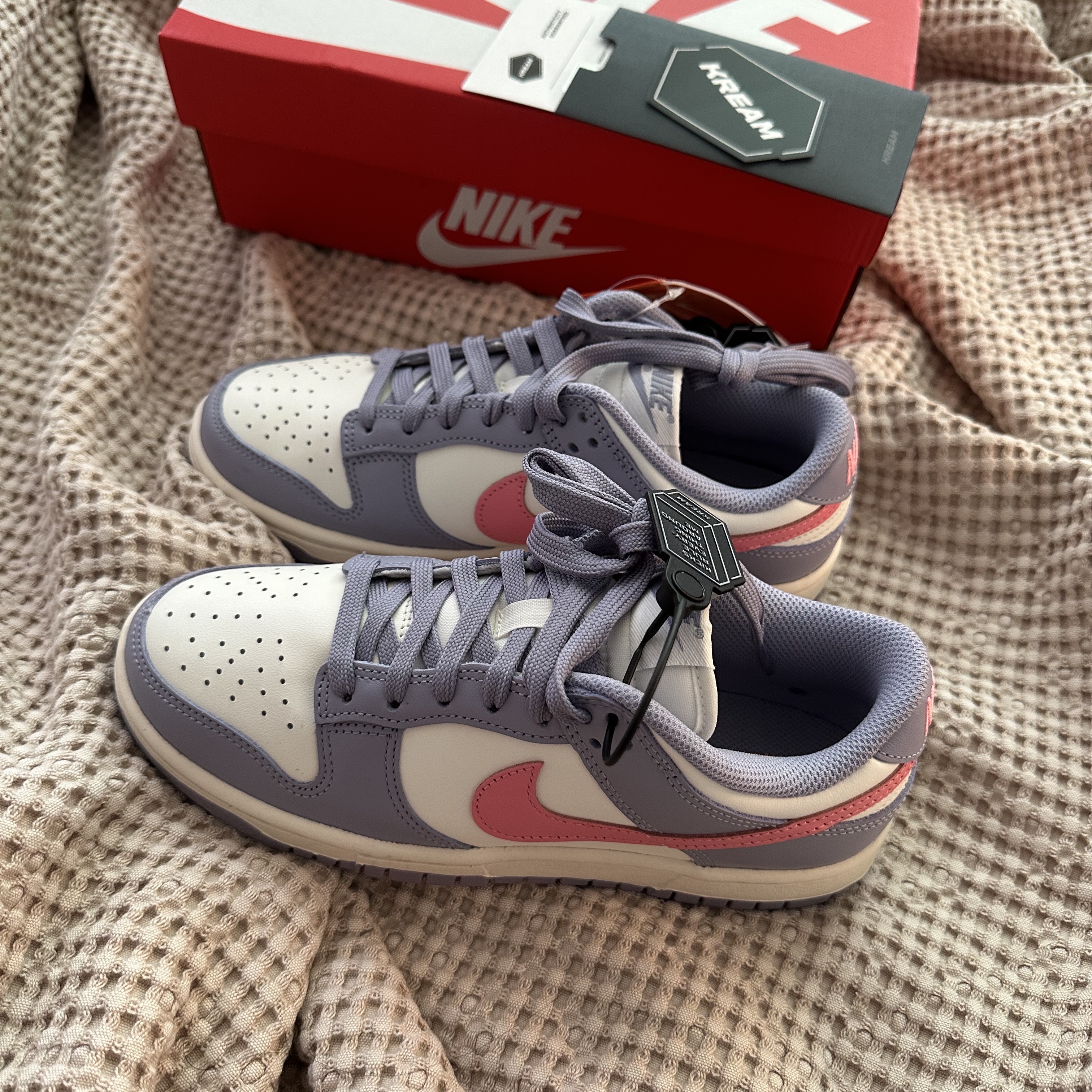 (W) Nike Dunk Low Indigo Haze Coral Chalk 착용 스타일 - 1