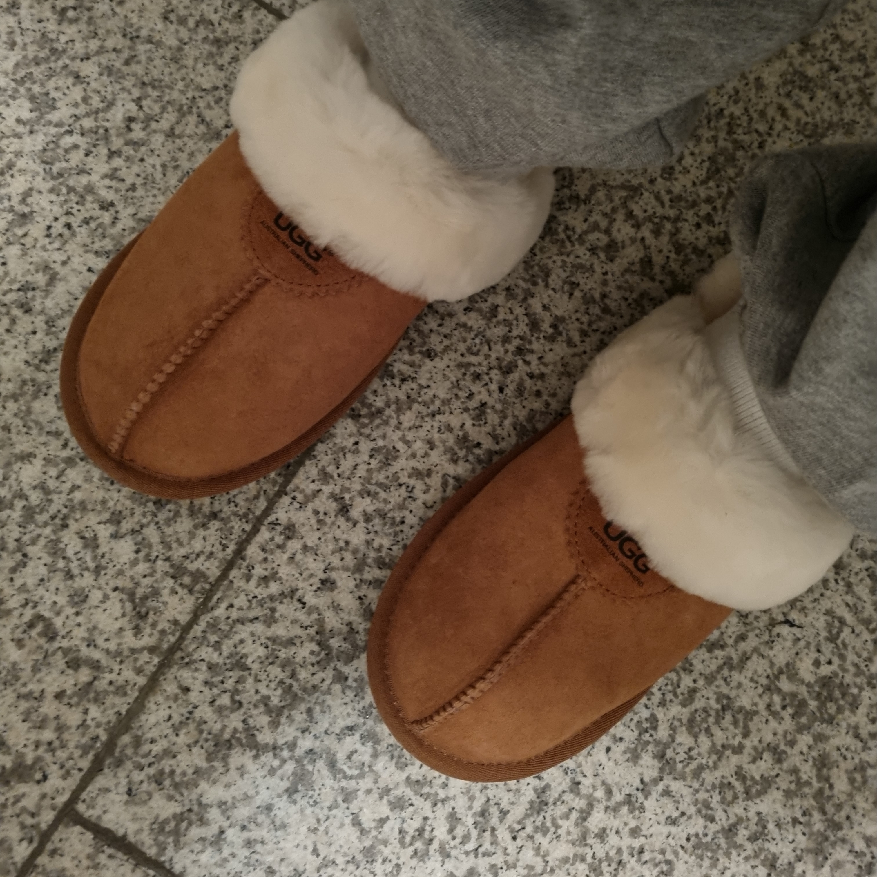 (W) UGG Scuffette II Slipper Chestnut 착용 스타일