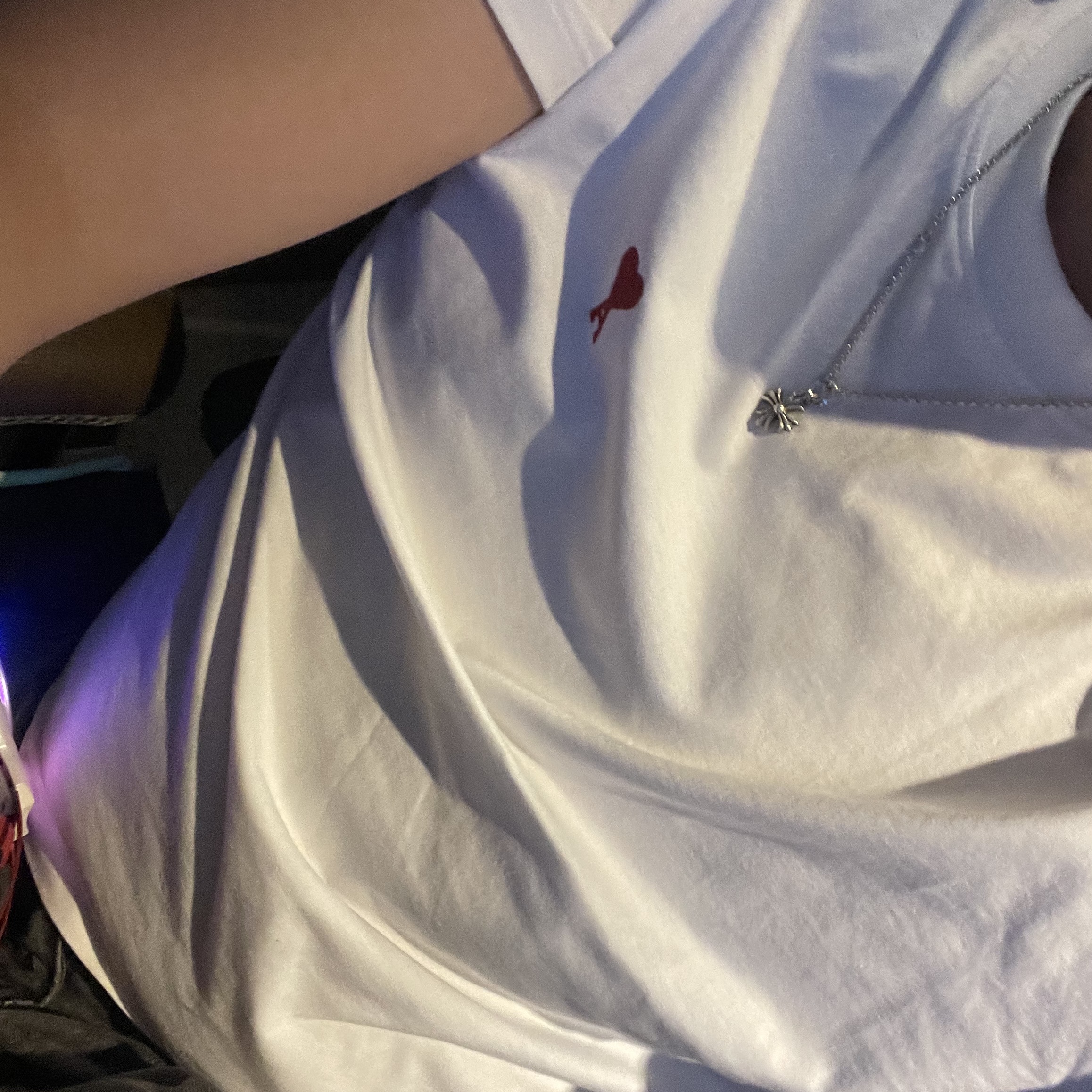 AMI de Coeur T-Shirt White, Hansroom Chrome Hearts CH Plus Charm 1P Dia 착용 스타일