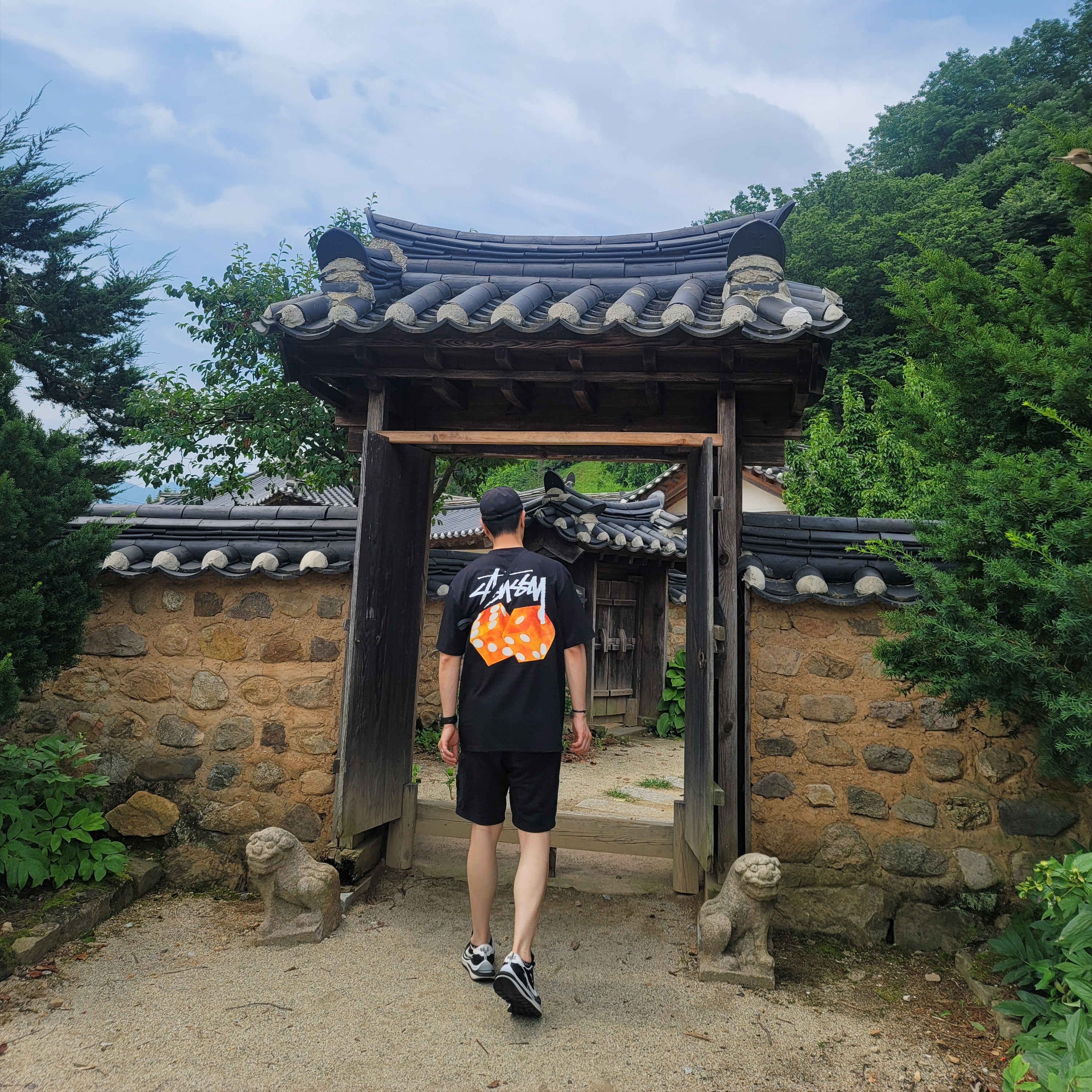 Stussy Diced Out T-Shirt Black, Nike x Sacai VaporWaffle Black White 착용 스타일