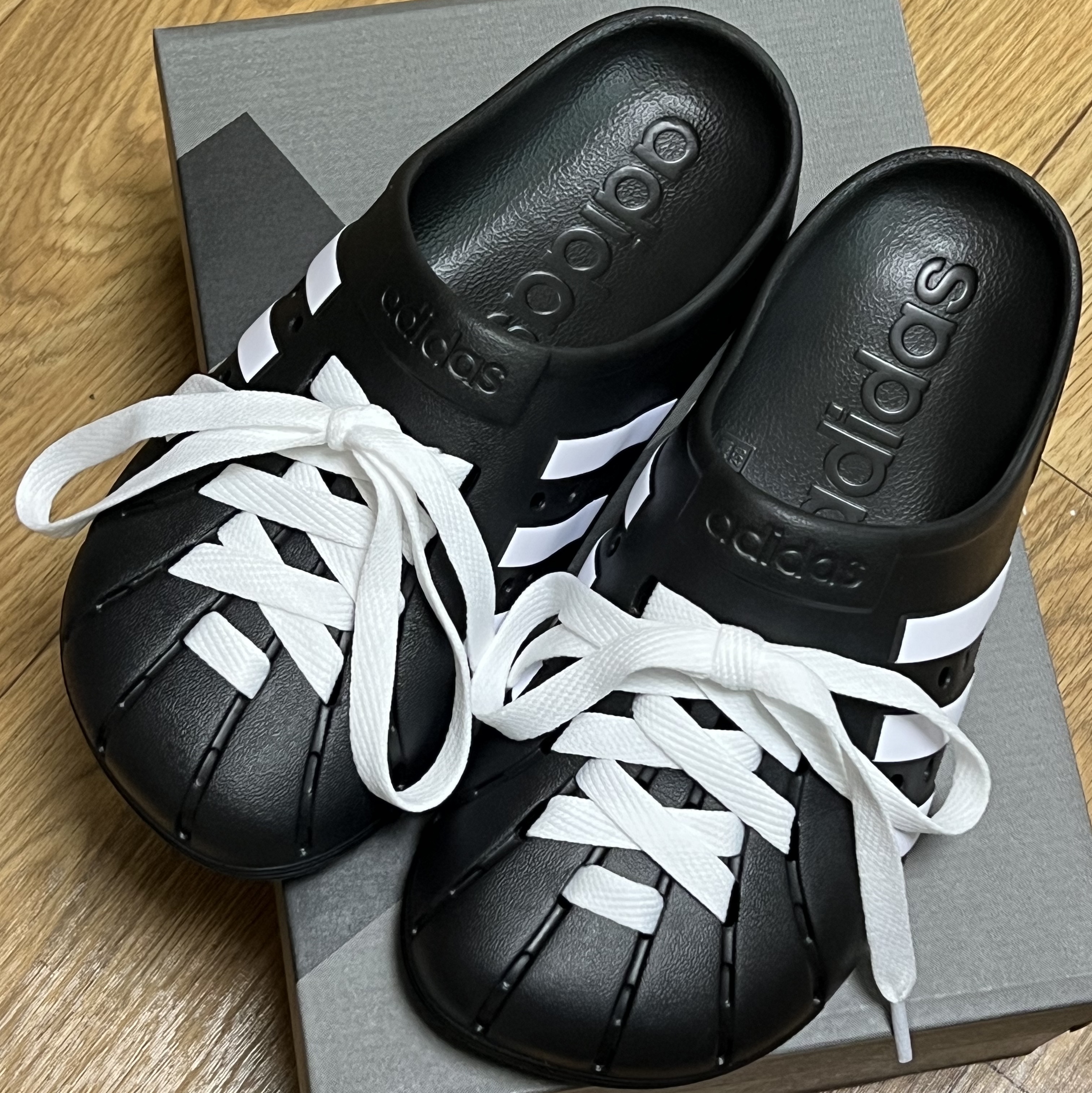 Adidas Adilette Clog Black White 착용 스타일 - 1