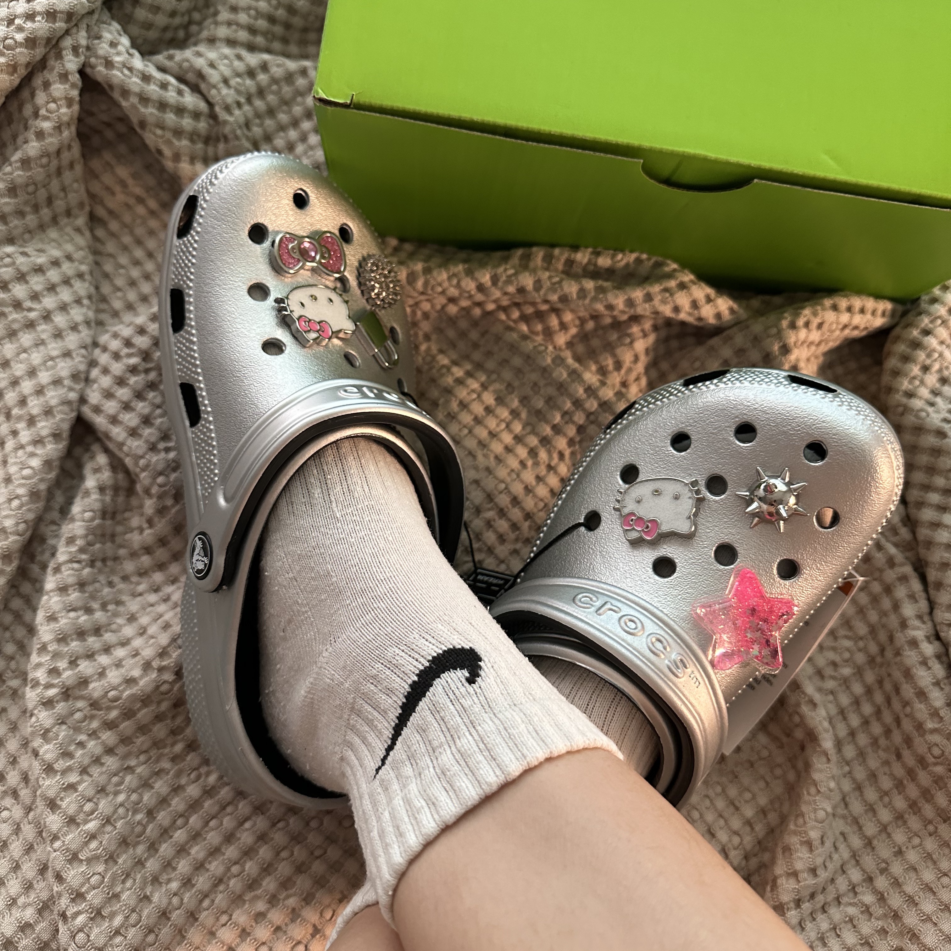 Crocs Classic Metallic Clog Silver 착용 스타일 - 3