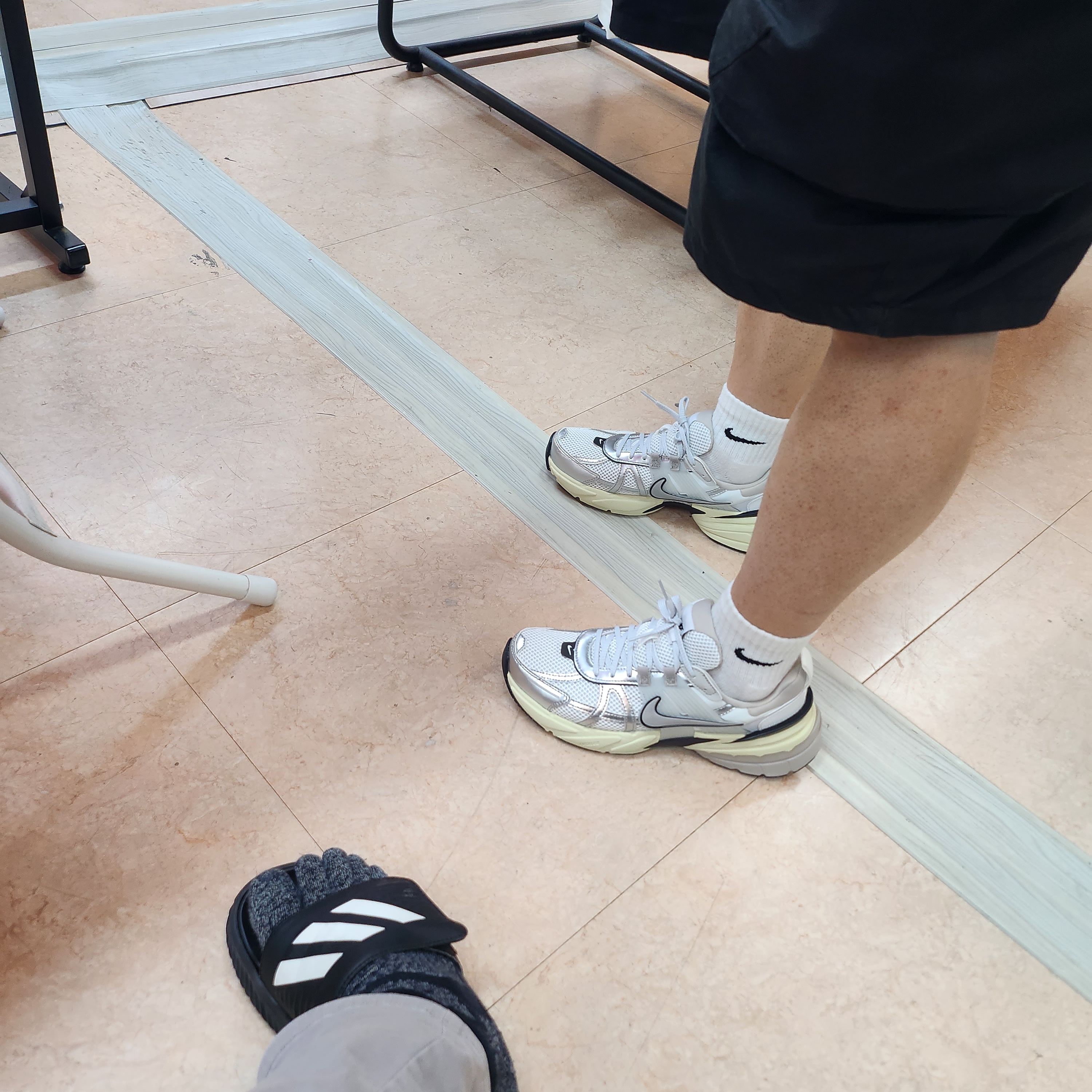 Nike V2K Run Summit White Metallic Silver 착용 스타일 - 2