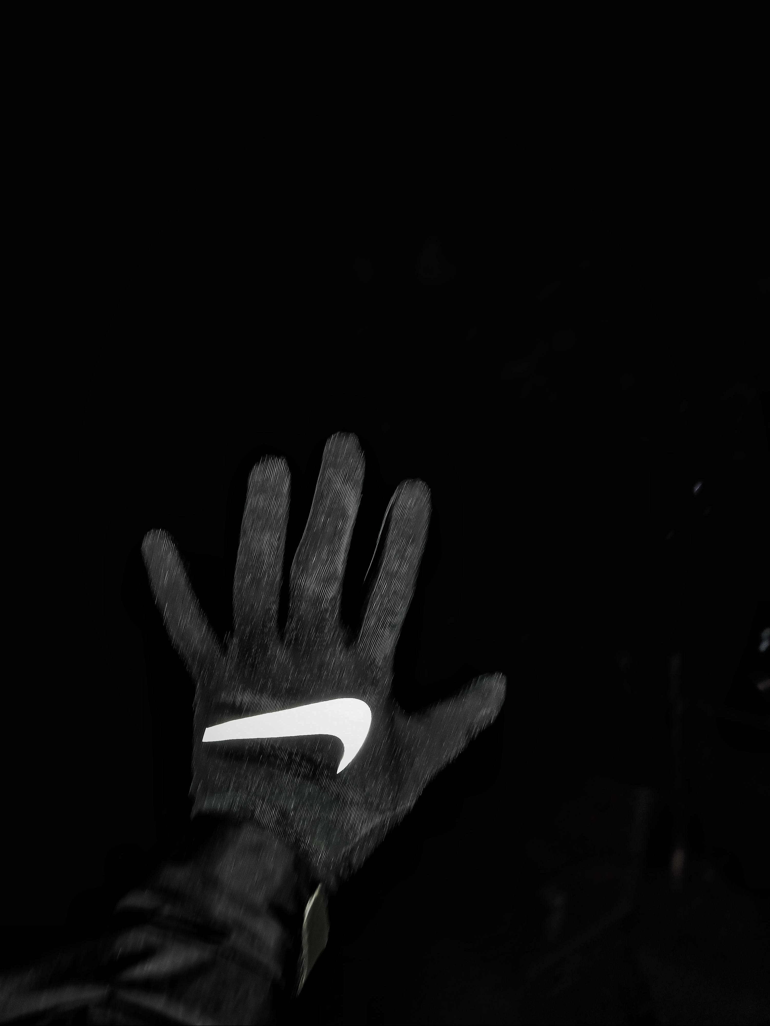 Nike Miler Running Gloves Black Silver 착용 스타일