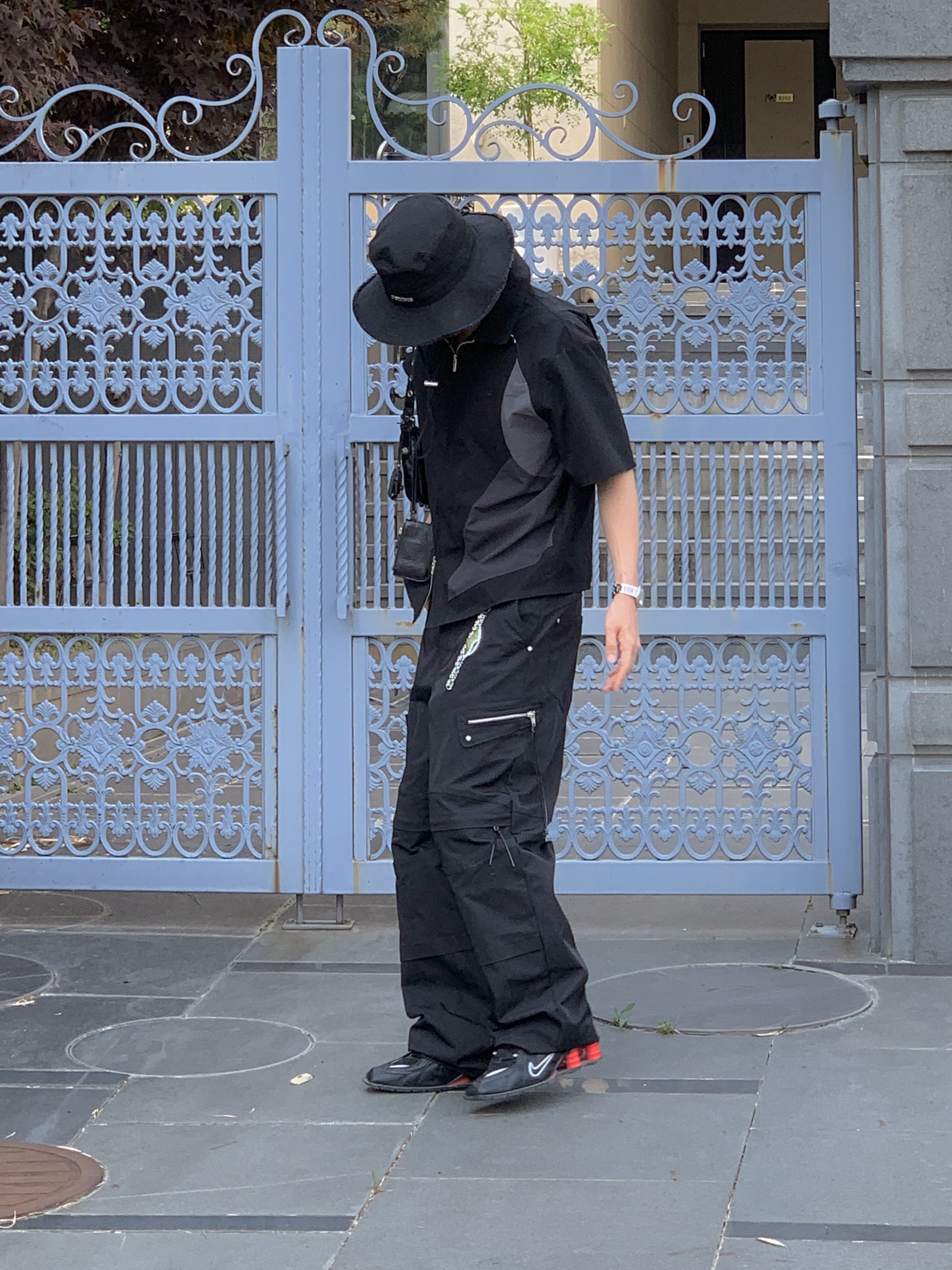 Jacquemus Le Bob Artichaut Bucket Hat Black, Nike x Martine Rose Shox MR4 Black 착용 스타일 - 4