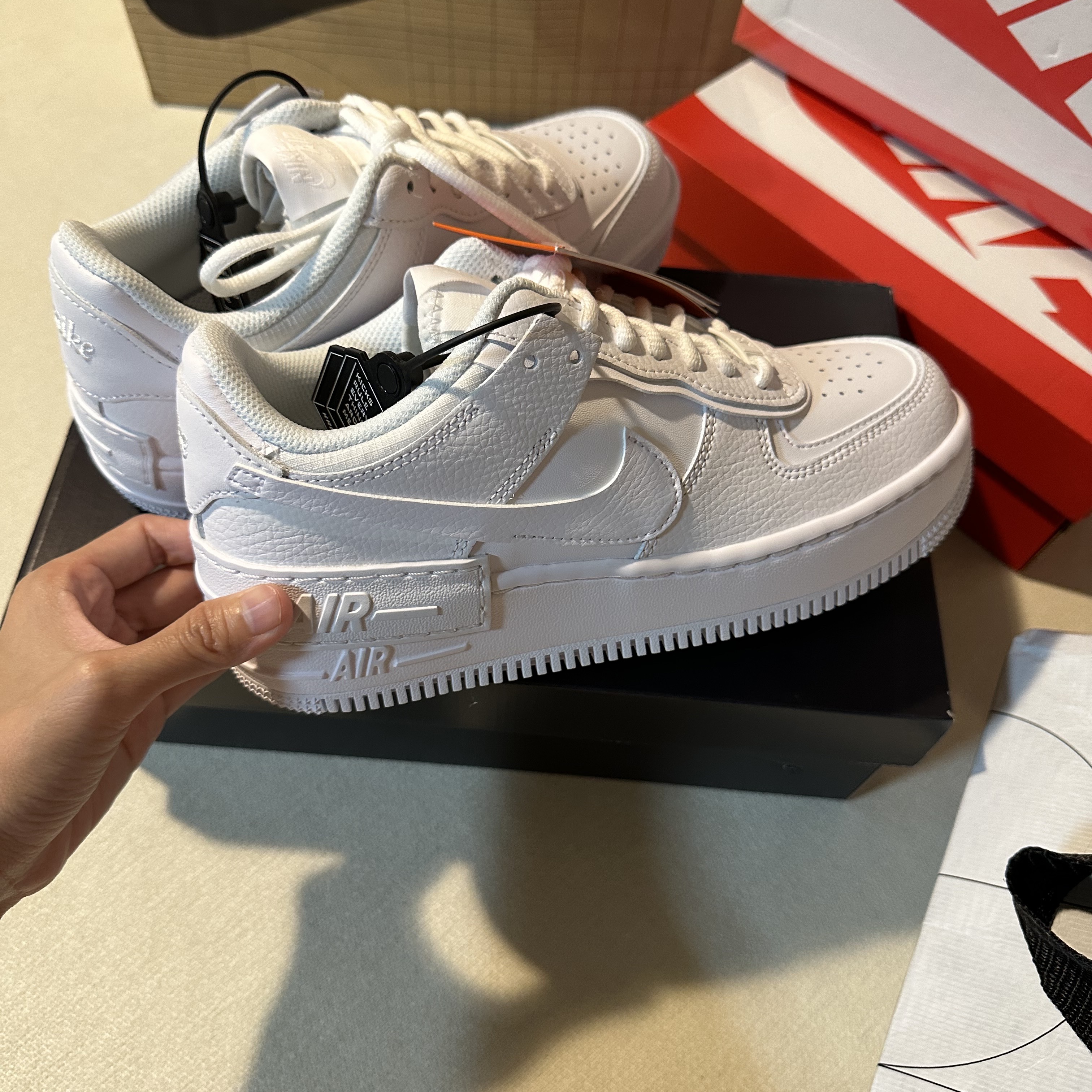 (W) Nike Air Force 1 Shadow Triple White 착용 스타일 - 2