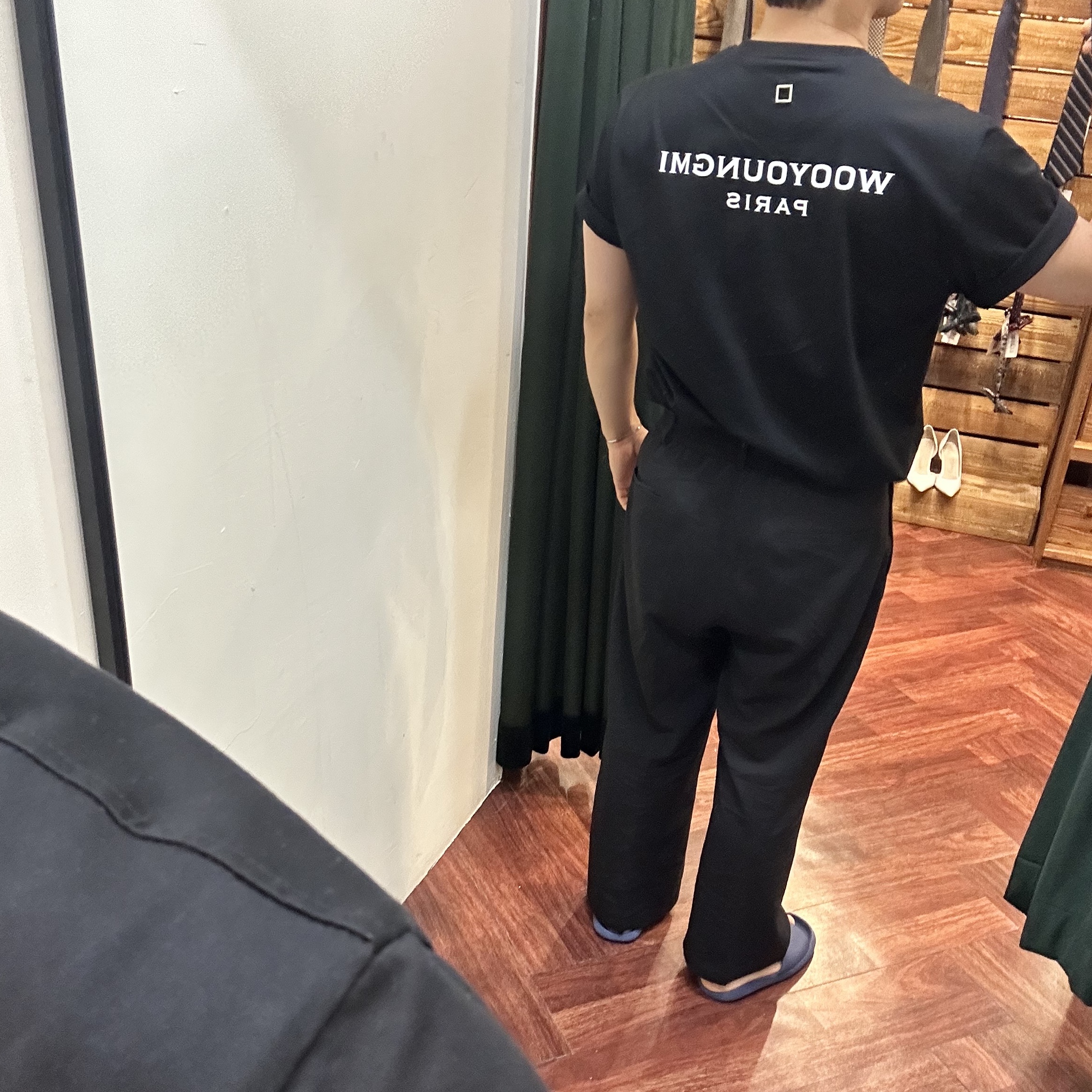Wooyoungmi Cotton Back Logo T-shirt Black - 23SS 착용 스타일 - 2