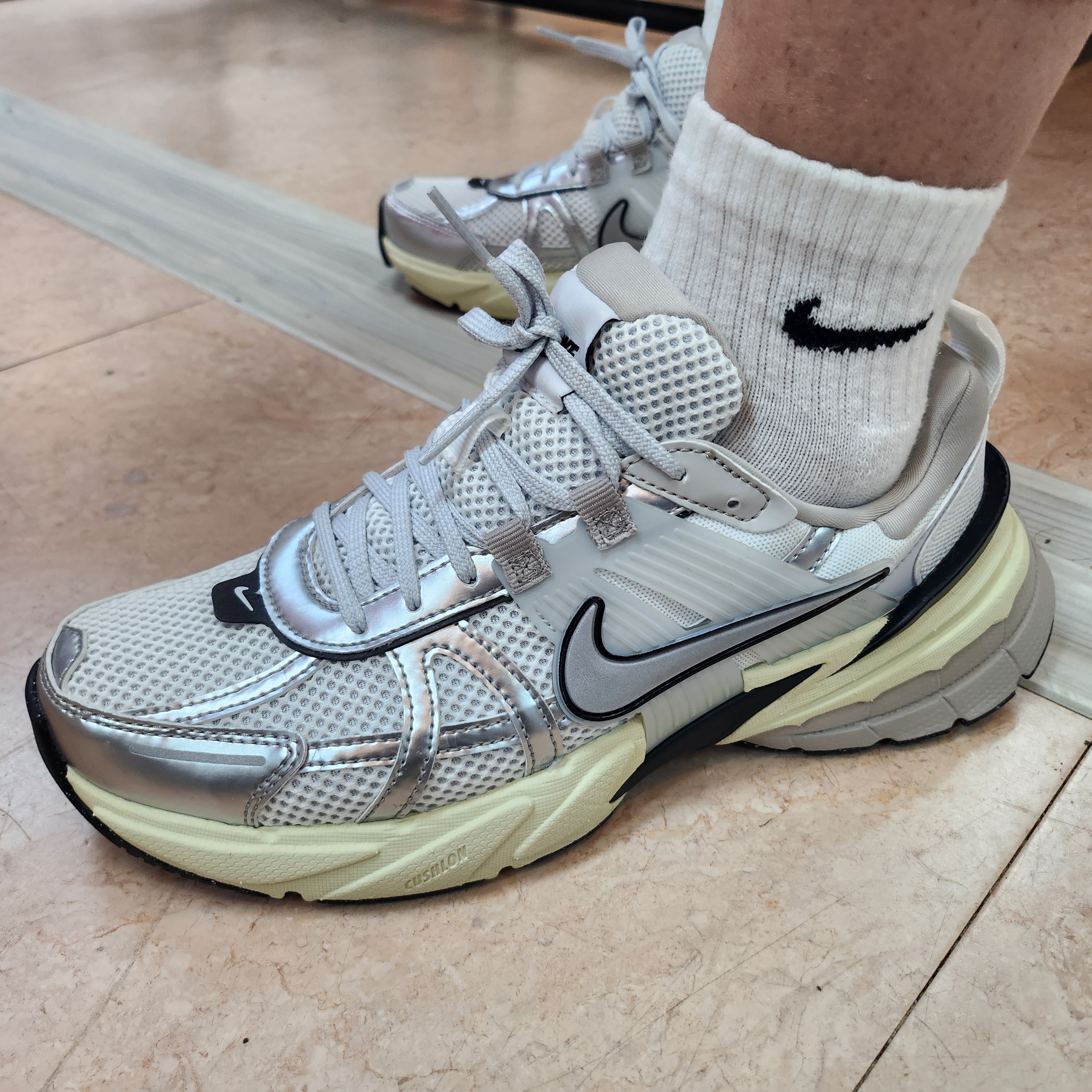 Nike V2K Run Summit White Metallic Silver 착용 스타일 - 1