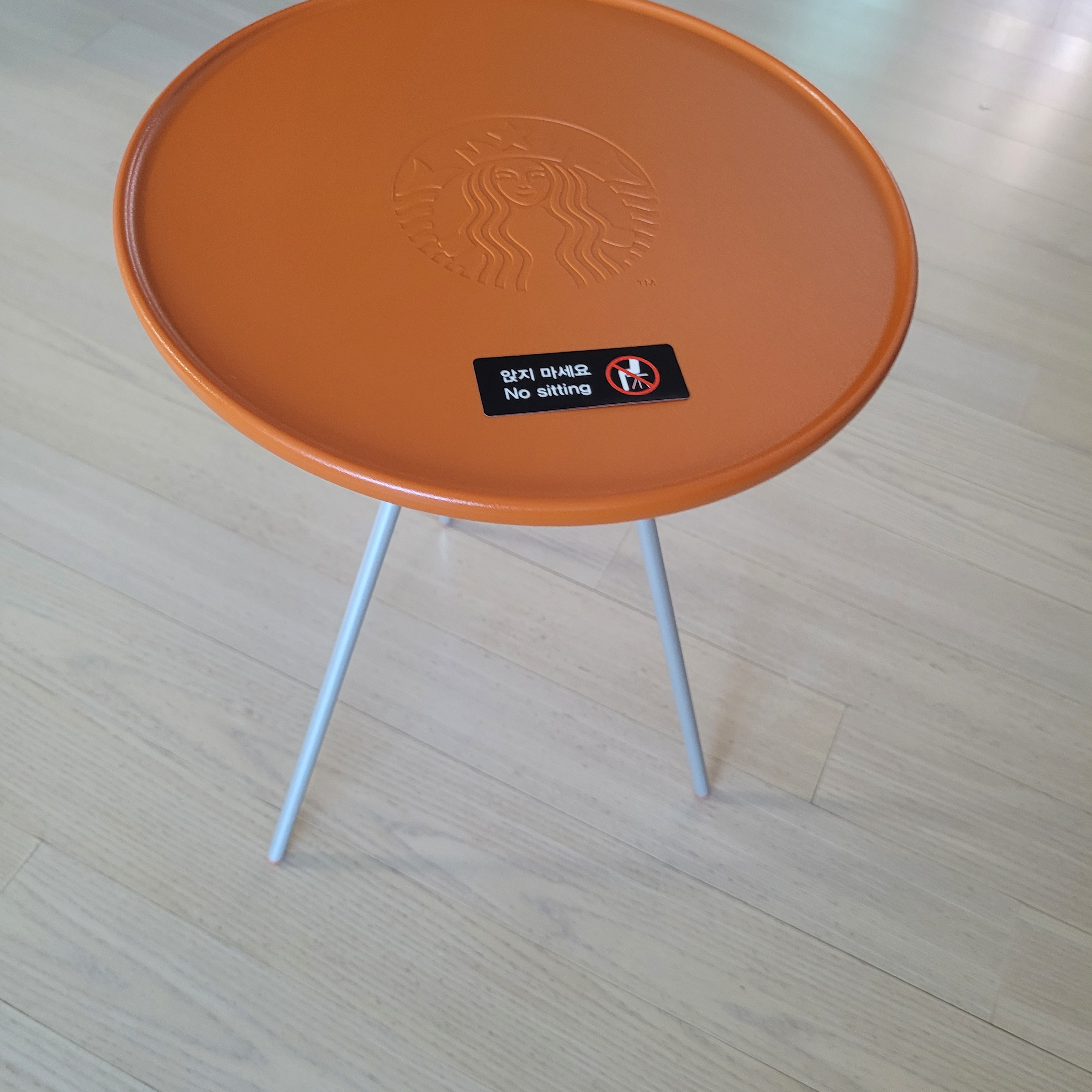 Starbucks x Helinox Side Table Brick Orange 착용 스타일 - 1