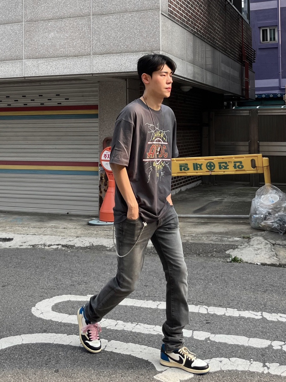 Undermycar Legion.03 Slim Fit Blue Stitch Washed Jeans Washed Gray, Jordan 1 x Travis Scott x Fragment Retro Low OG SP Military Blue 착용 스타일 - 3