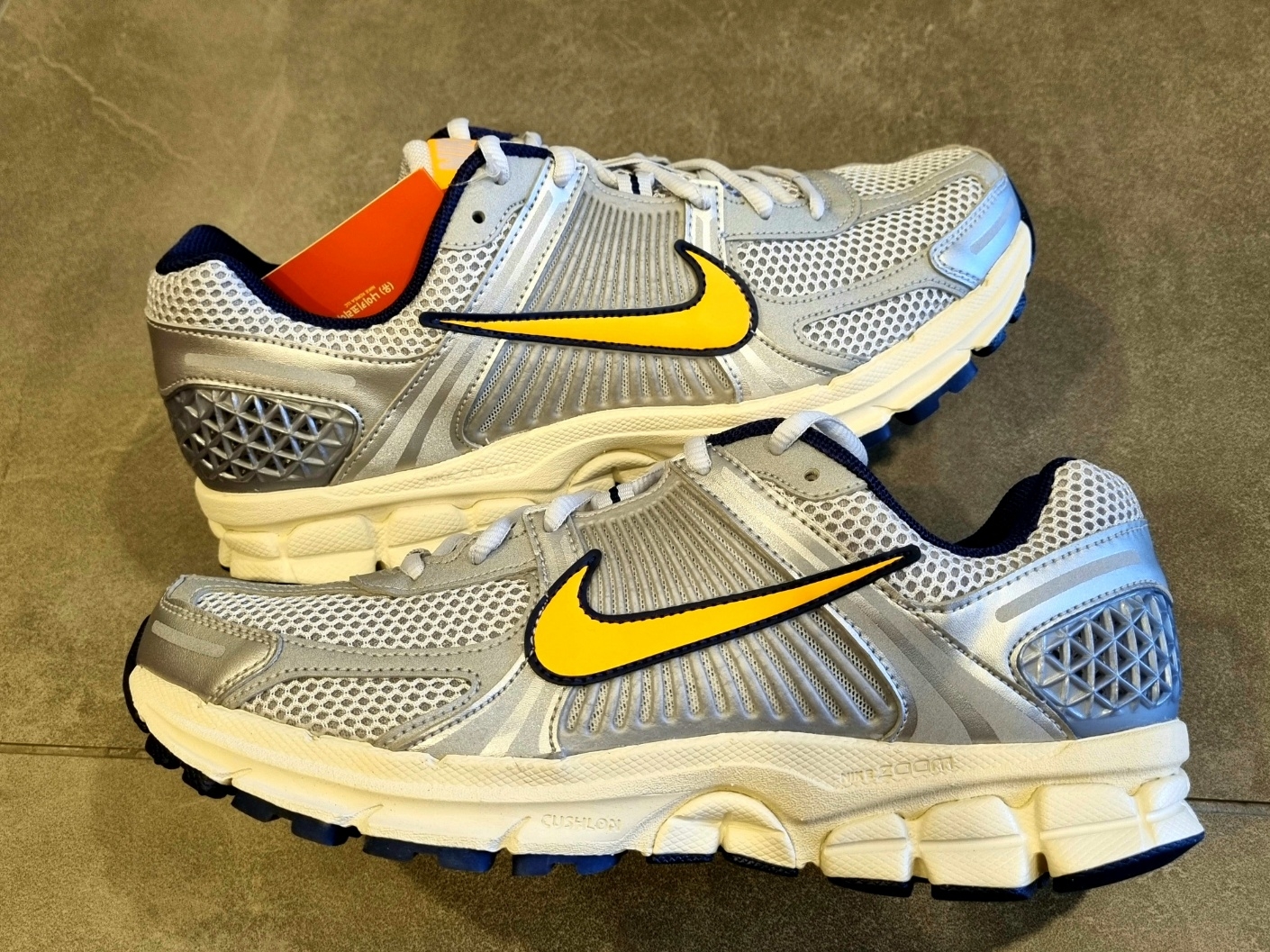 Nike Zoom Vomero 5 Pure Platinum and Laser Orange 착용 스타일 - 3