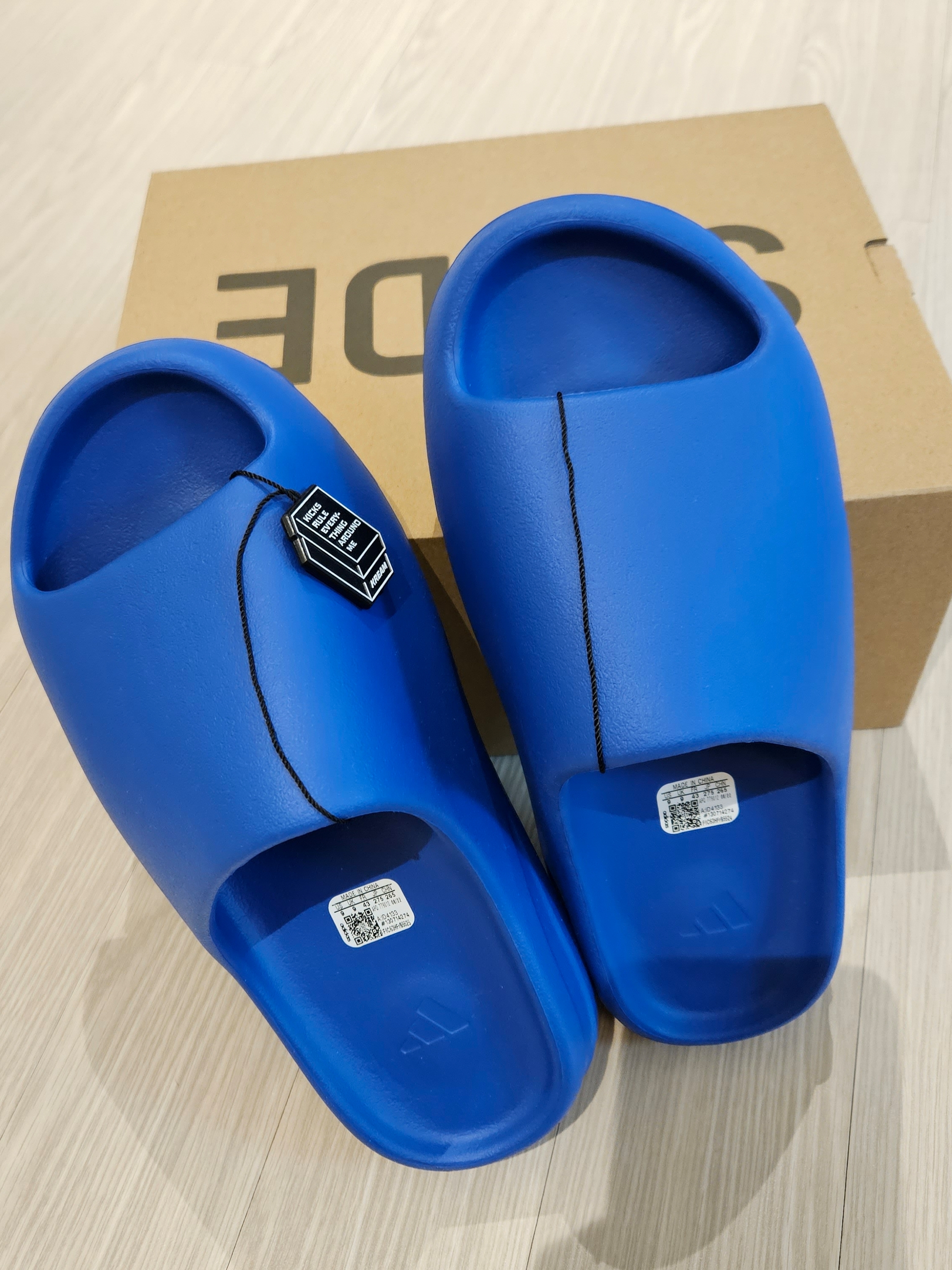 Adidas Yeezy Slide Azure 착용 스타일