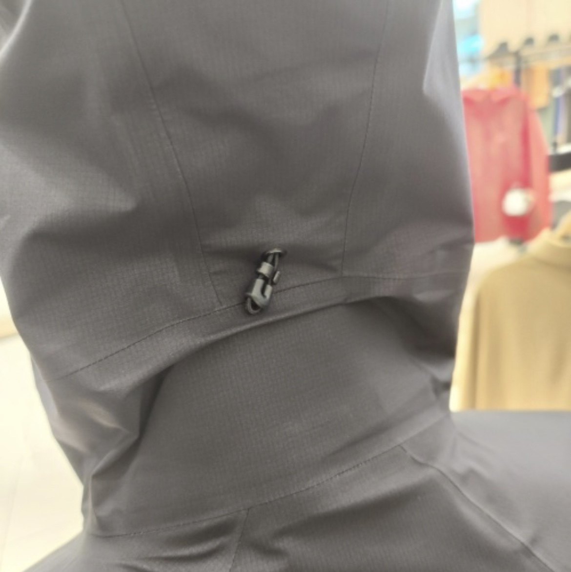 Arc'teryx Norvan LT Hoody Black 착용 스타일 - 5