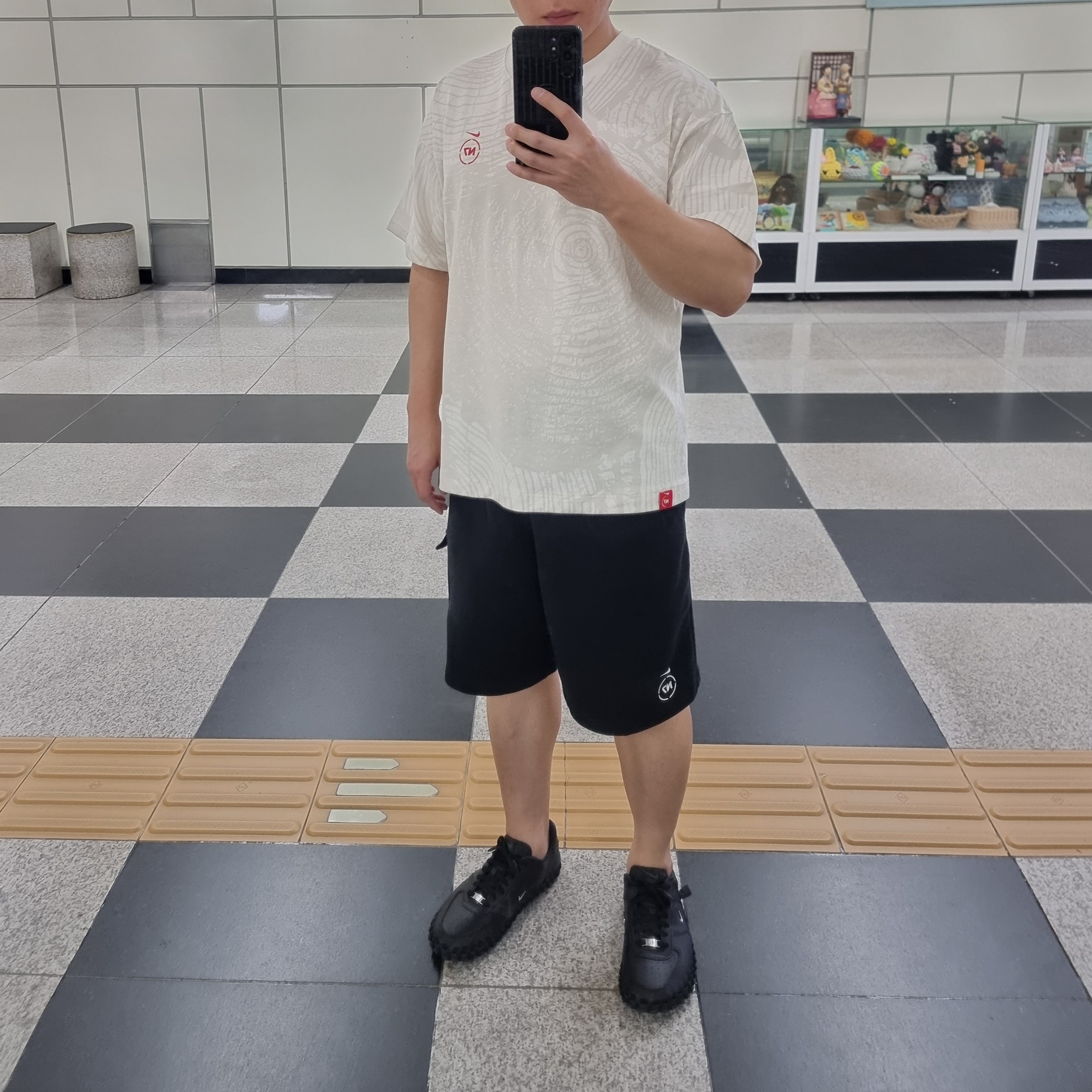 Nike x Jacquemus J Force 1 Low LX SP Black 착용 스타일 - 3