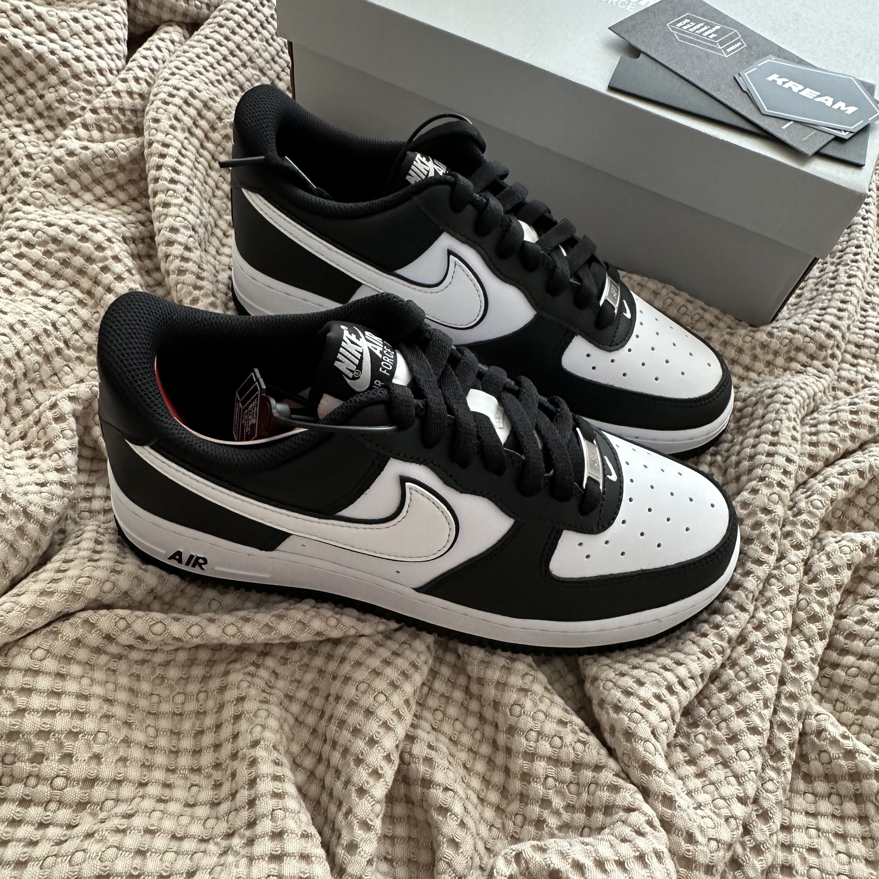 Nike Air Force 1 '07 Black White 착용 스타일 - 3