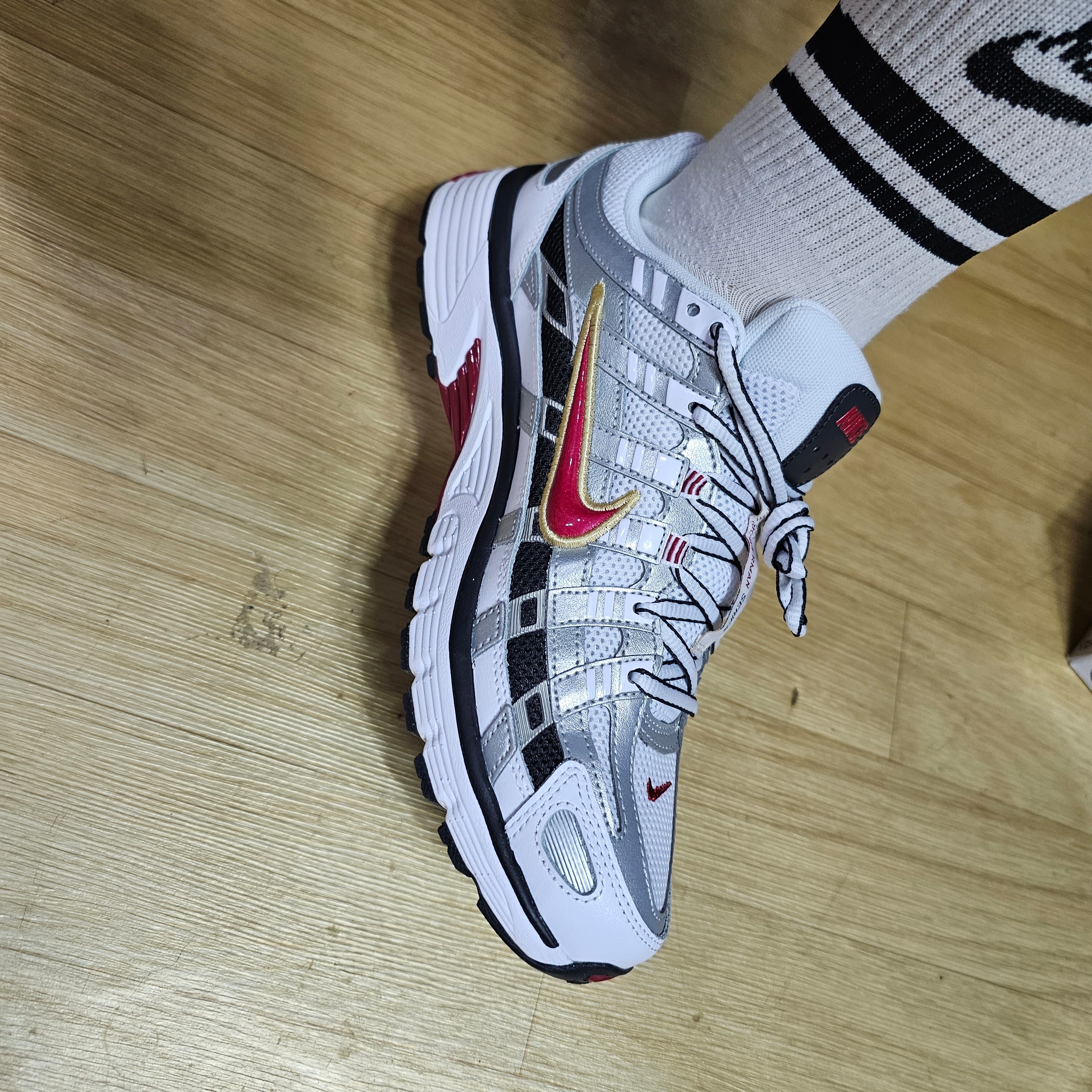 (W) Nike P-6000 Metallic Silver Red 착용 스타일 - 1