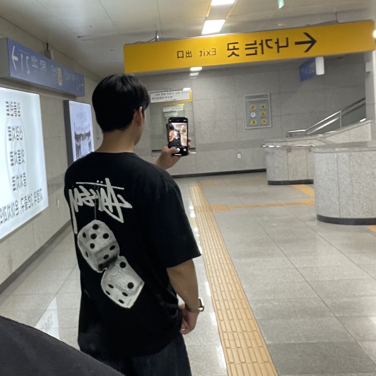 Stussy Fuzzy Dice T-Shirt Black, New Balance 550 White Grey Dark Grey - 2E Wide 착용 스타일 - 2