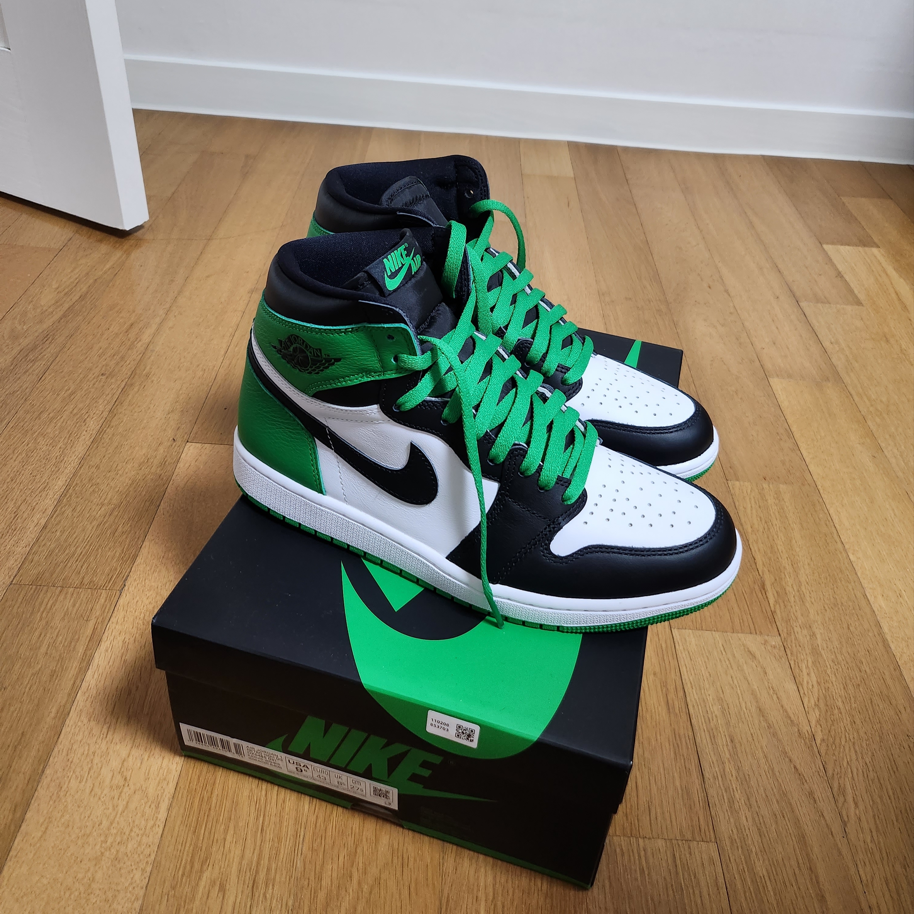 Jordan 1 Retro High OG Black and Lucky Green 착용 스타일